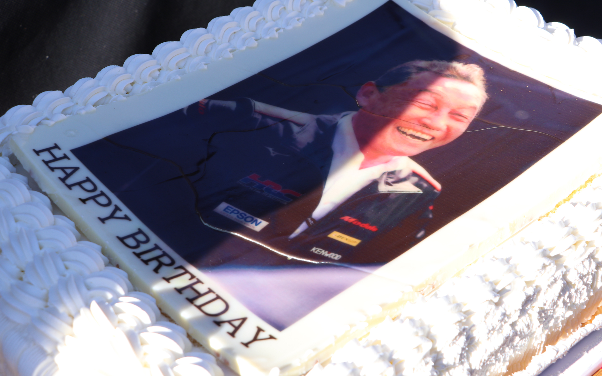 サプライズで大きな中嶋監督の顔入り誕生日ケーキが登場