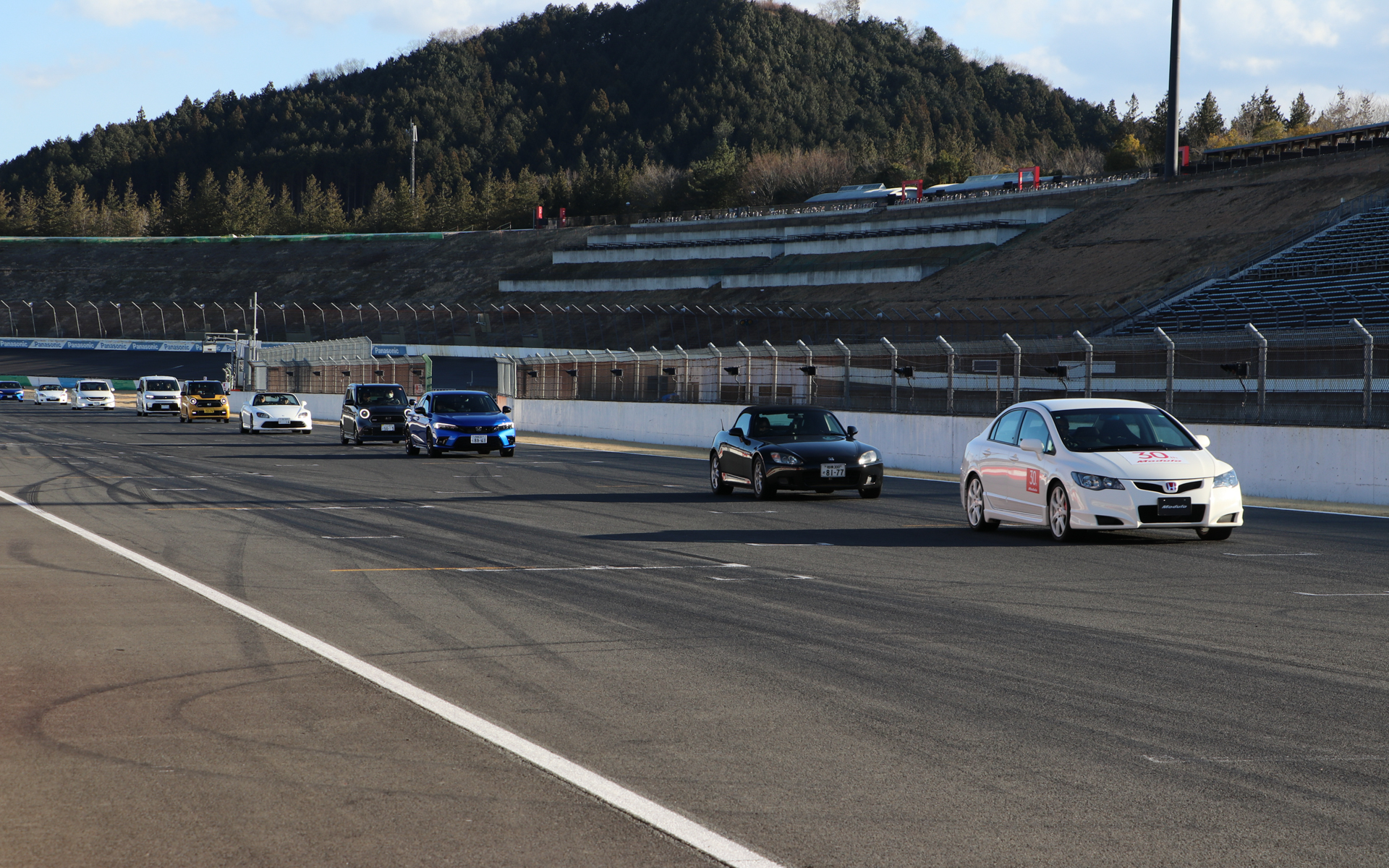 最後の1人が会場を後にするまで、全員で手を振って見送っていた