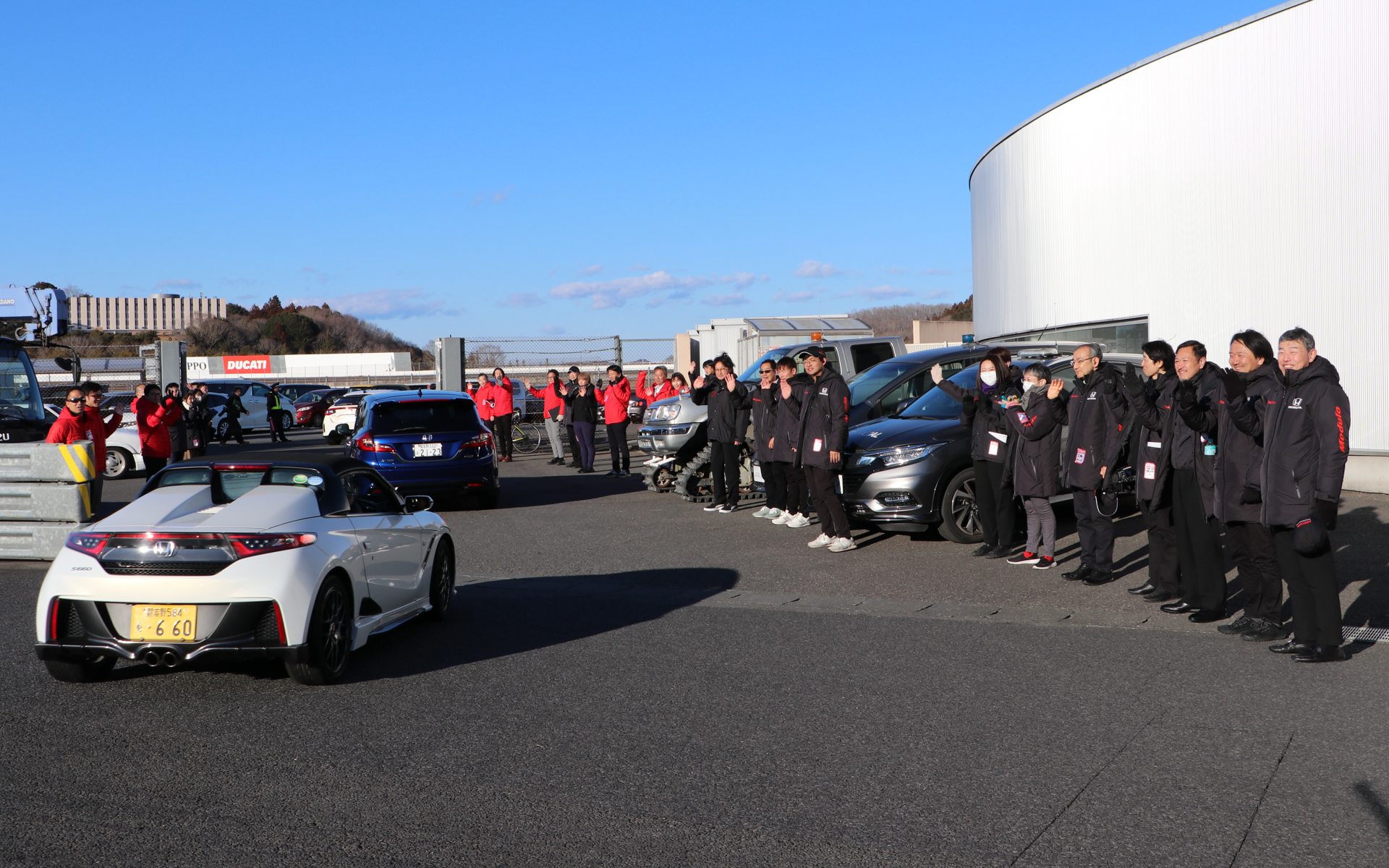 最後の1人が会場を後にするまで、全員で手を振って見送っていた