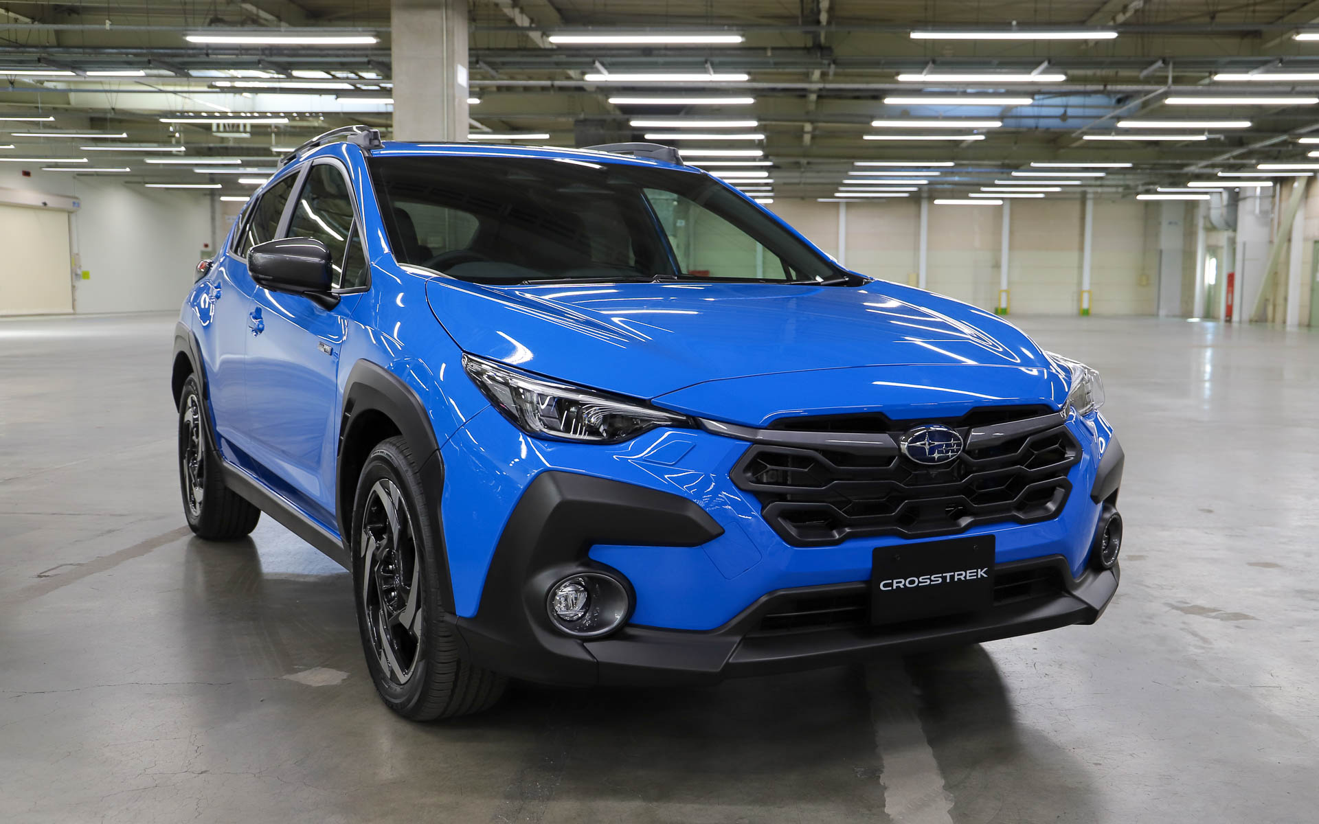 ストロングハイブリッドのクロストレックは「Premium S:HEV」（383万3500円）と、「Premium S:HEV EX」（405万3500円）の2グレードを設定。駆動方式はどちらも4WDで、WLTCモード燃費は18.9km/L