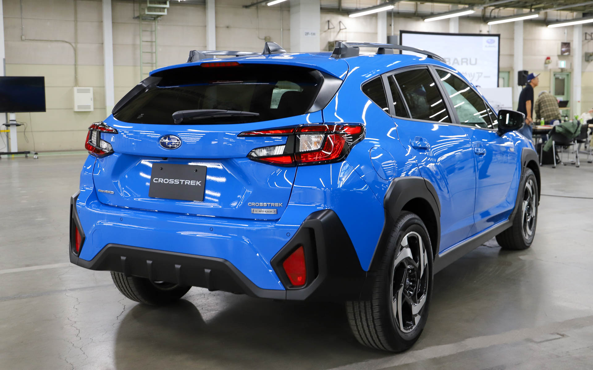 ストロングハイブリッドのクロストレックは「Premium S:HEV」（383万3500円）と、「Premium S:HEV EX」（405万3500円）の2グレードを設定。駆動方式はどちらも4WDで、WLTCモード燃費は18.9km/L