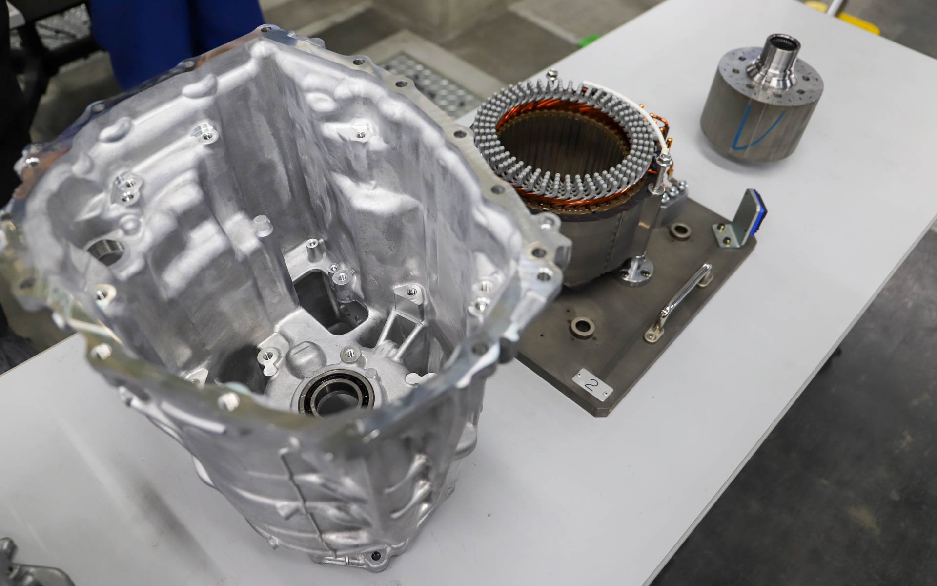 ケース（左）に駆動用モーターのステーター（中央）、ローター（右）を中心に対して誤差0.1mmレベルで組み付ける