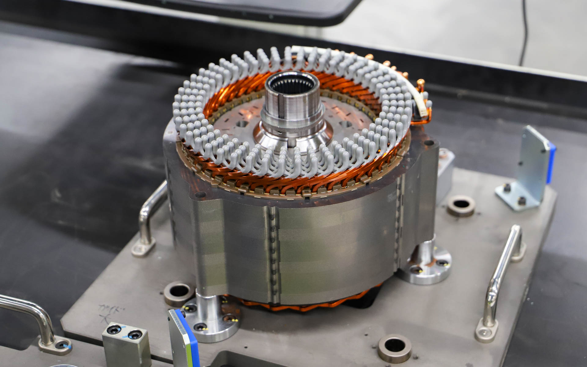 ロボットによる位置決めを行ない、シビアにばらつきを最小化。3次元計測も行なって入念な組み付けをすることで、振動による影響を低減させる