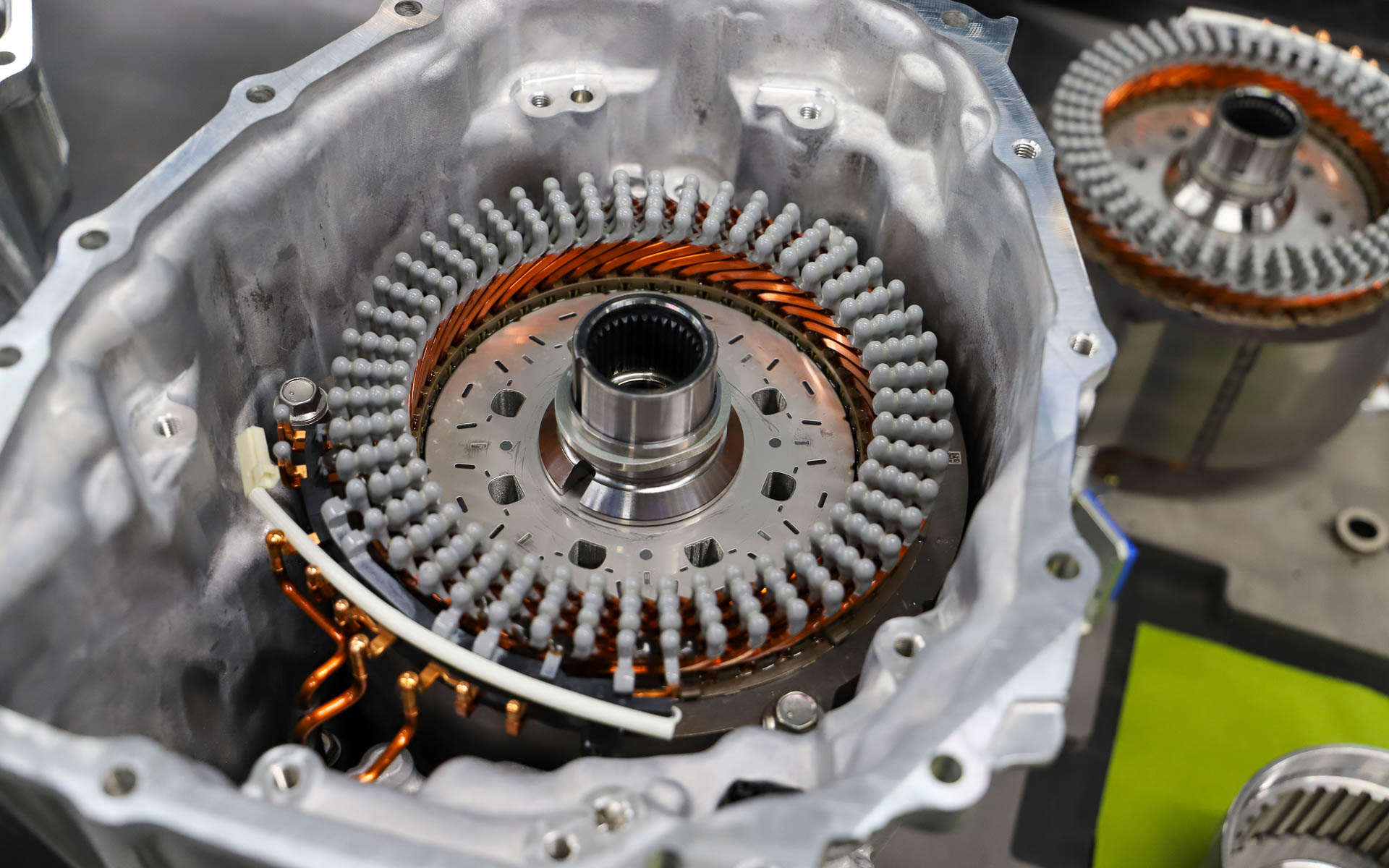 ロボットによる位置決めを行ない、シビアにばらつきを最小化。3次元計測も行なって入念な組み付けをすることで、振動による影響を低減させる