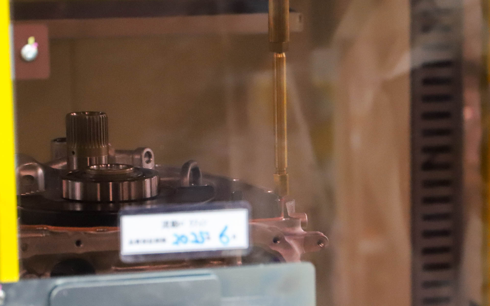 繊細かつ正確な設備制御のもとでシーリングが行なわれる