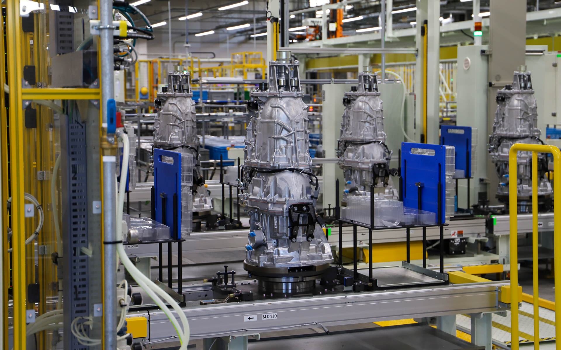 北本工場の2階で組み付けとシール材の塗布が完了すると1階へと運ばれる