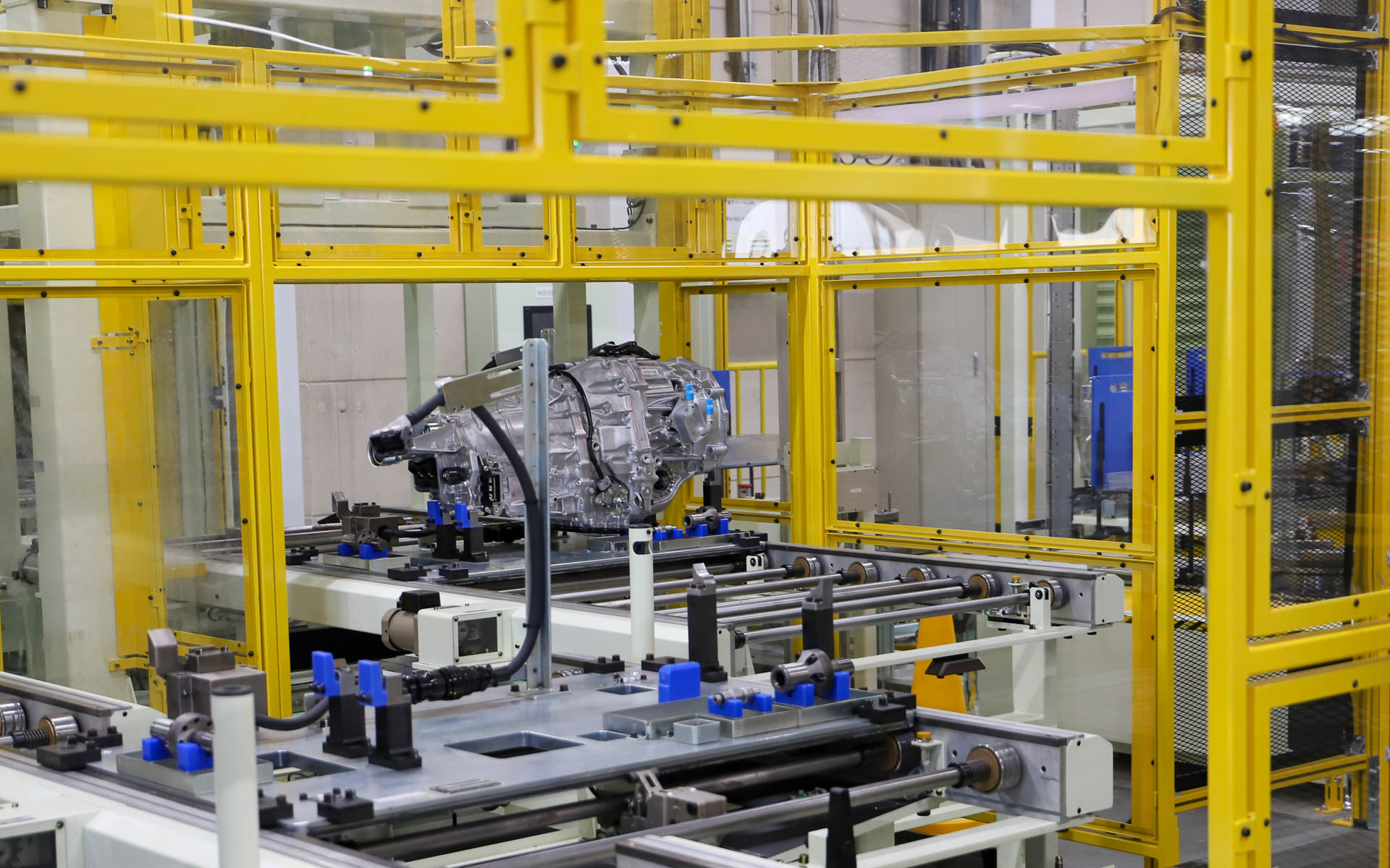 北本工場の2階で組み付けとシール材の塗布が完了すると1階へと運ばれる