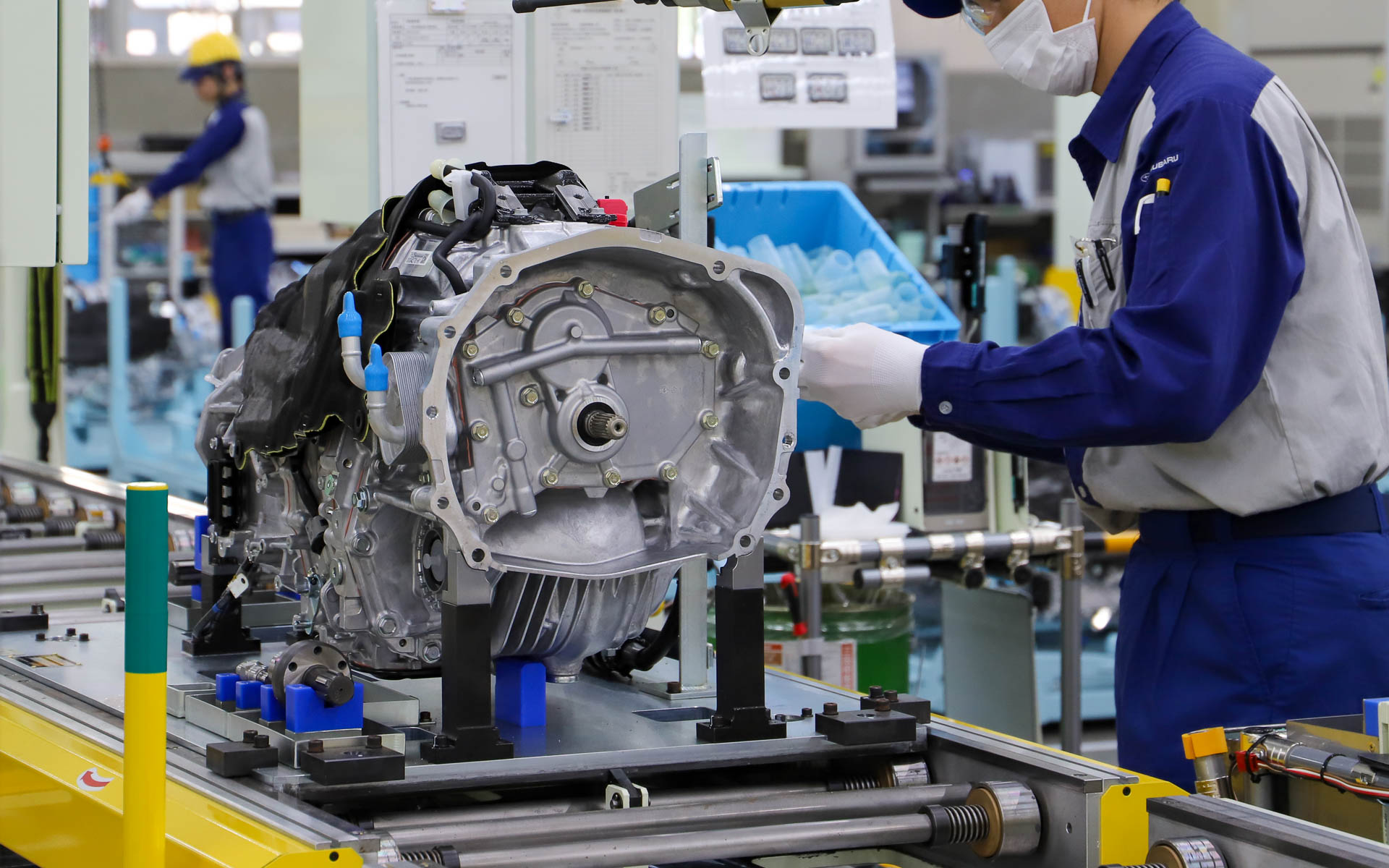 最終検査ののち、トランスアクスルは細かい保護パーツを装着されて出荷状態に整えられる