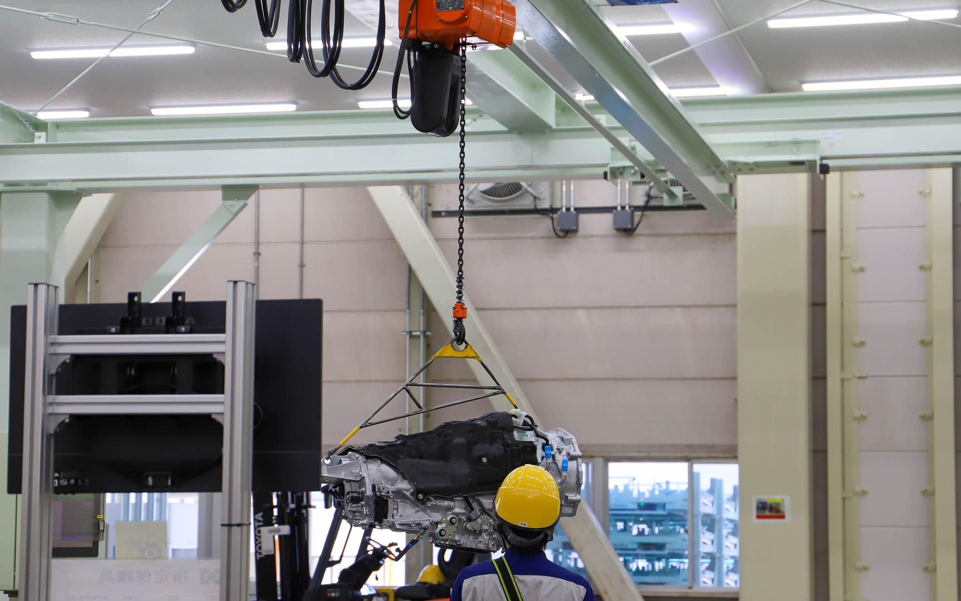 最終検査ののち、トランスアクスルは細かい保護パーツを装着されて出荷状態に整えられる