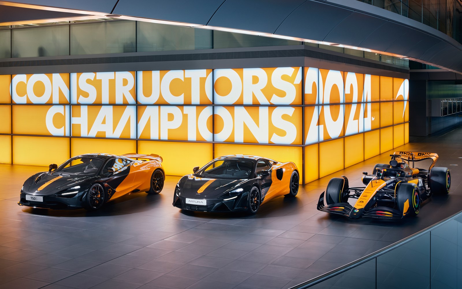 MCL38セレブレーションエディションは、F1マシンMCL38が2024年に、8回のポールポジションと6回の優勝を果たした記念モデル