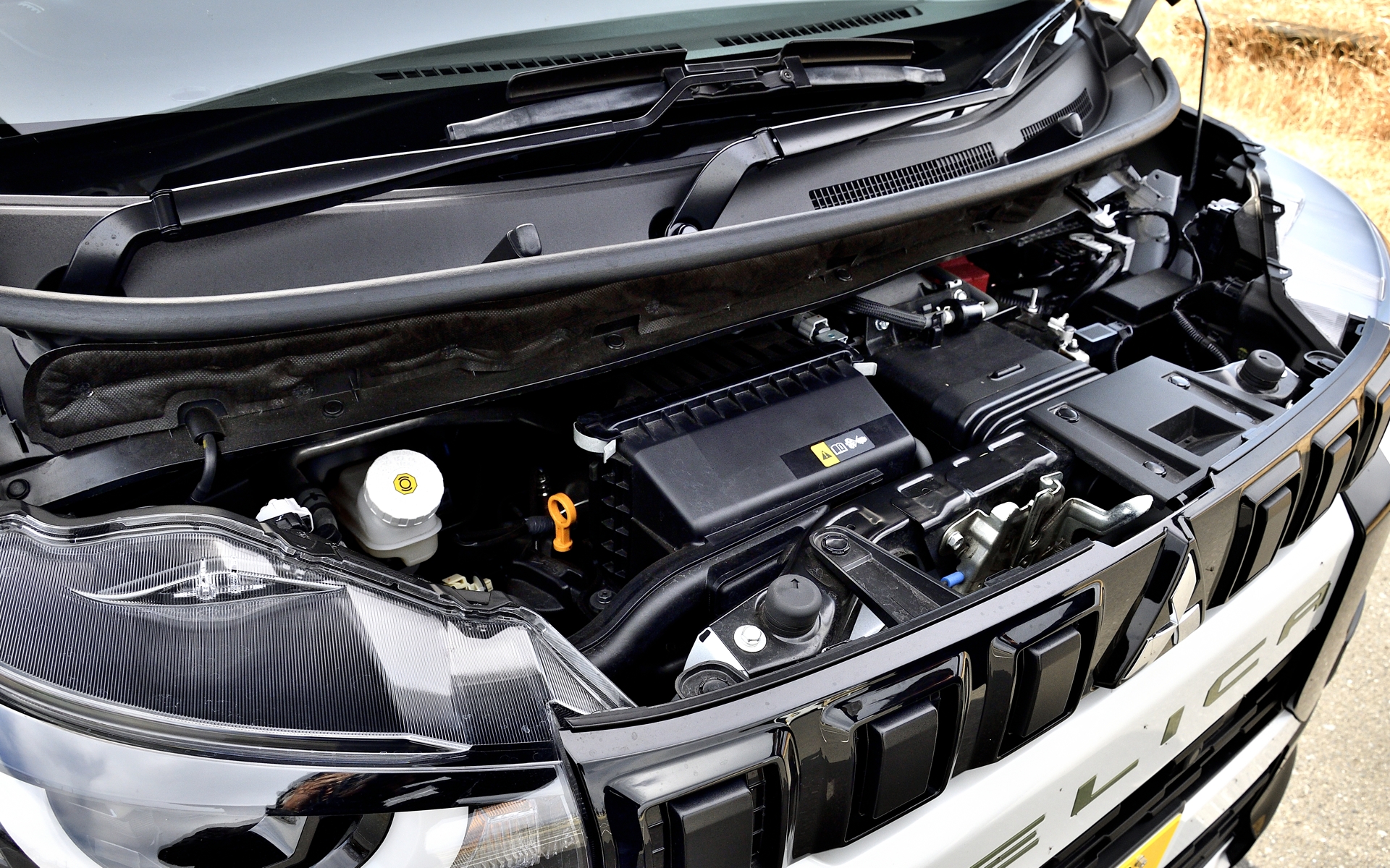 搭載するパワートレーンは、最高出力47kW（64PS）/5600rpm、最大トルク100Nm/2400～4000rpmを発生する直列3気筒DOHC 0.66リッターターボエンジンに、最高出力2.0kW（2.7PS）/1200rpm、最大トルク40Nm/100rpmのモーターを組み合わせたハイブリッド。トランスミッションはCVT（自動無段変速機）