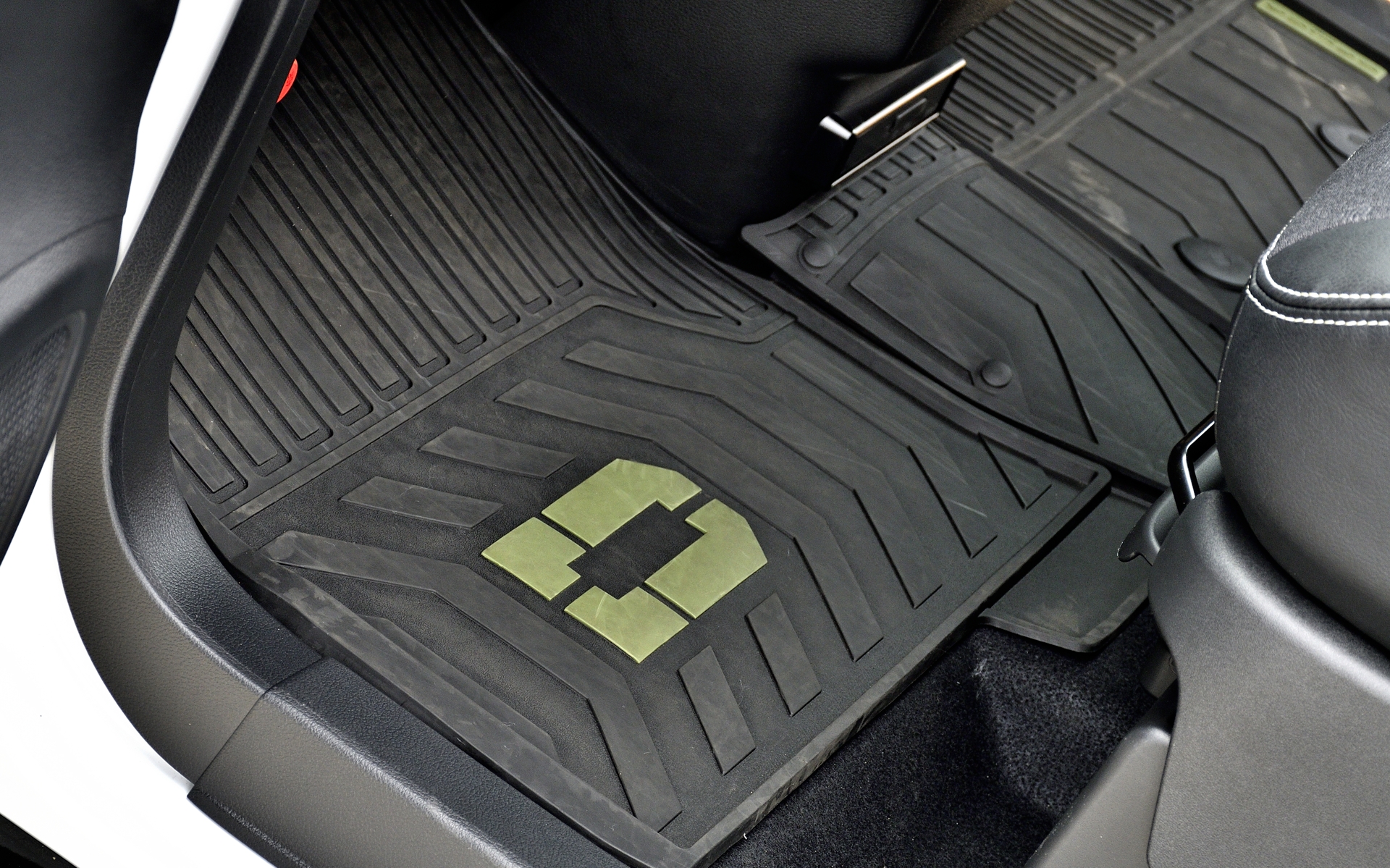 専用オールウェザーマットは、デリカの「D」ロゴにシャモニー専用色のグリーンを配色したほか、取り外して水洗いも可能
