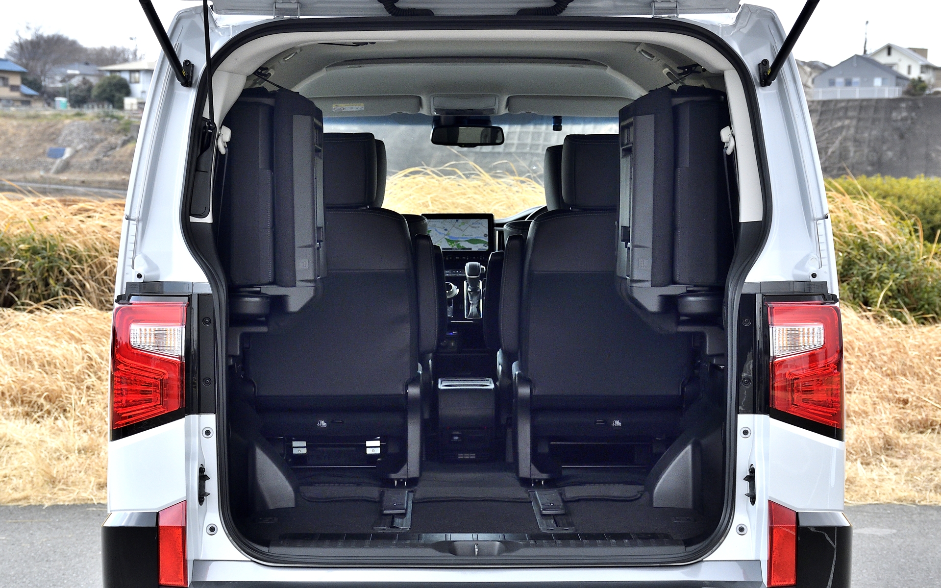 3列目シートは跳ね上げ式を採用。7人乗りは中央に長尺ものを積むのに便利だ