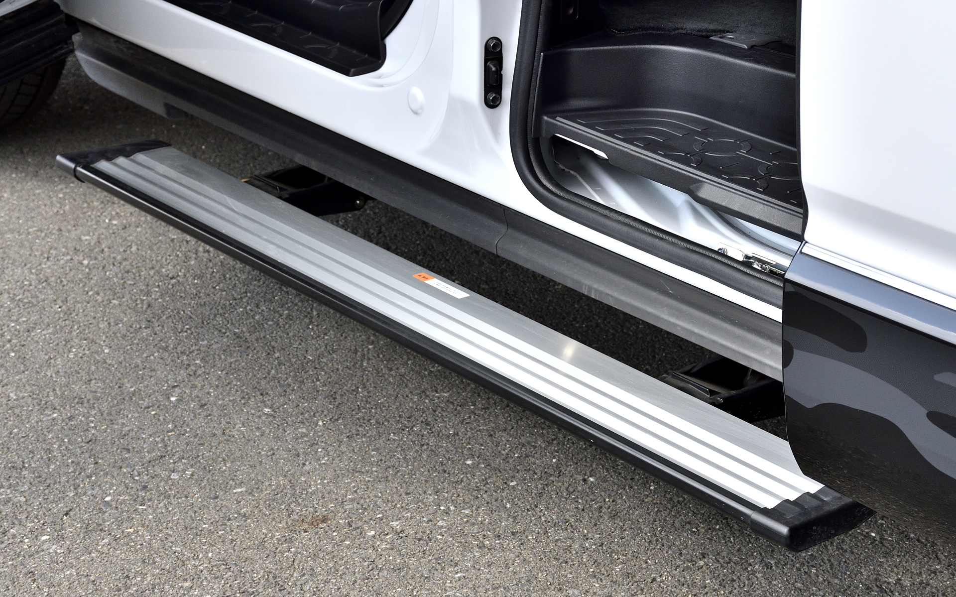 乗降に便利な「電動サイドステップ」はドアの開閉に合わせて自動で稼働してくれる（助手席側のみ）