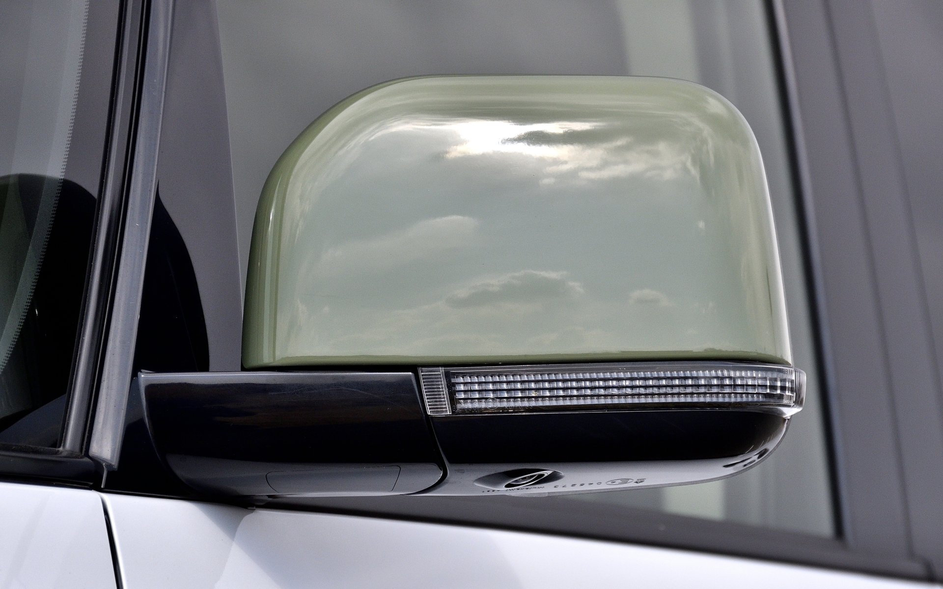 ドアミラーカバーも同じく専用のグリーンとなる