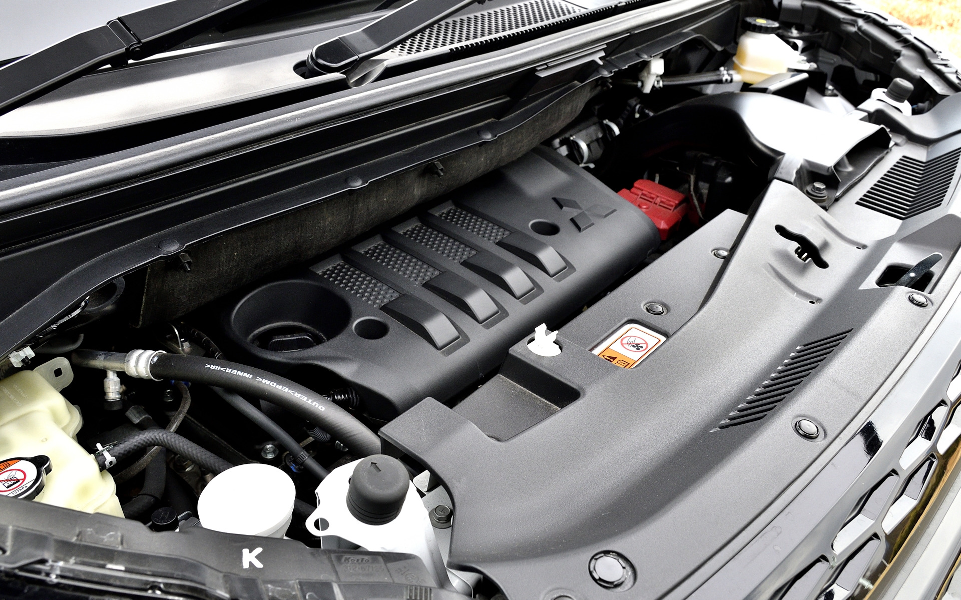 デリカD:5に搭載されるパワートレーンは、最高出力107kW（145PS）/3500rpm、最大トルク380Nm/2000rpmを発生する直列4気筒2.2リッターコモンレール式DI-Dクリーンディーゼルターボエンジンに8速スポーツATの組み合わせ