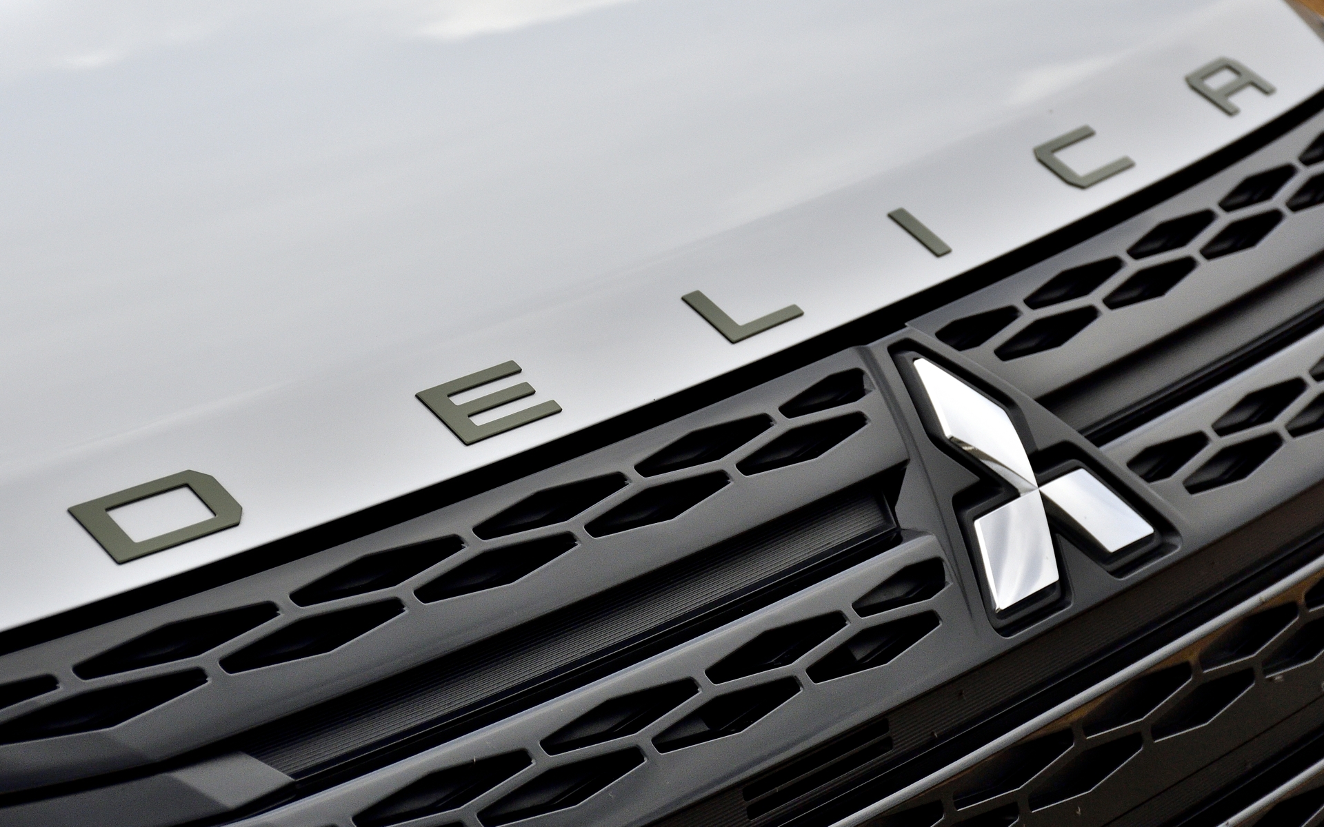 Chamonixコンプリートパッケージを追加すれば、雪山に映える針葉樹をイメージした専用色のグリーンを採用した専用エンジンフードエンプレムがおごられる