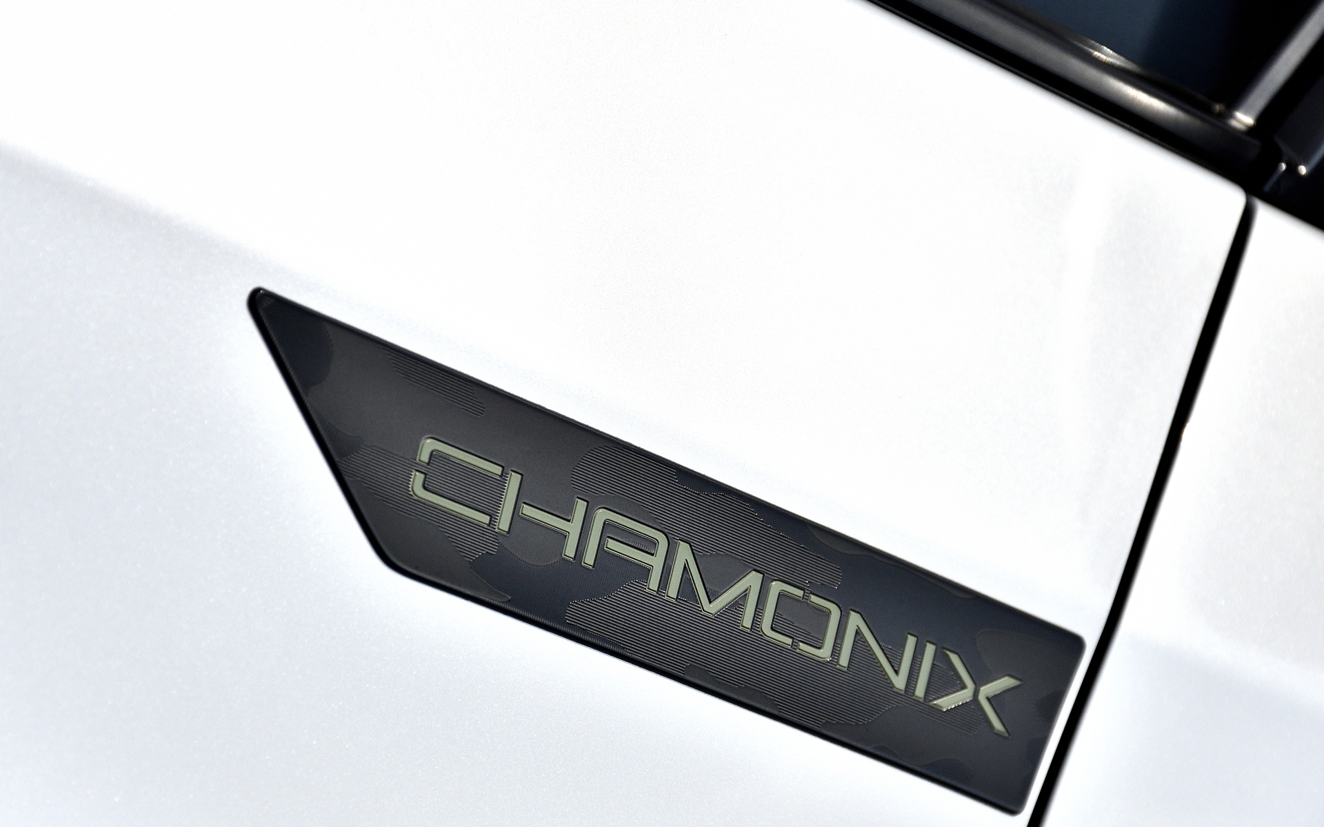 特別仕様車のシャモニーは、フェンダーやテールゲートに「Chamonix」専用デカールを装備