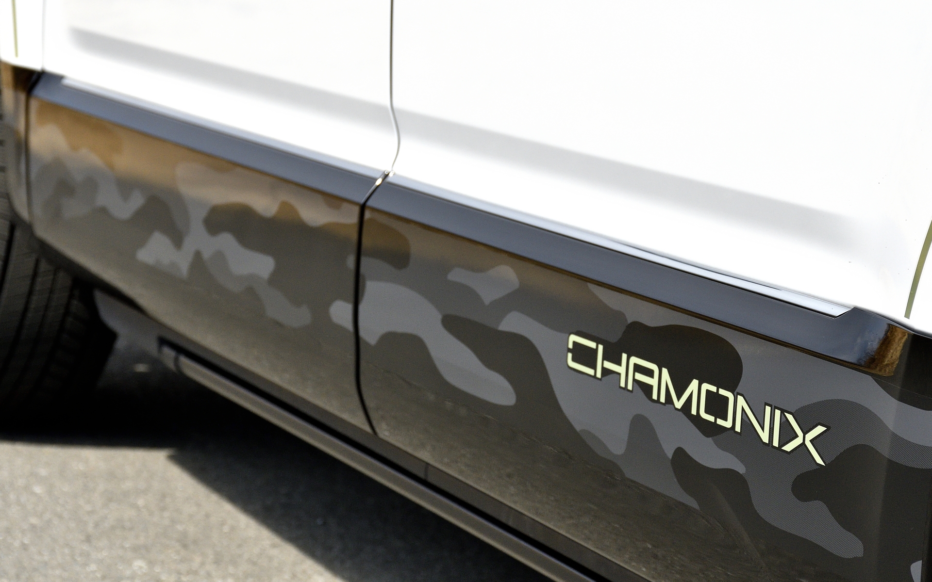 フロントバンパー、サイド、リアバンパーには迷彩柄の「Chamonix」専用デカールがあしらわれる