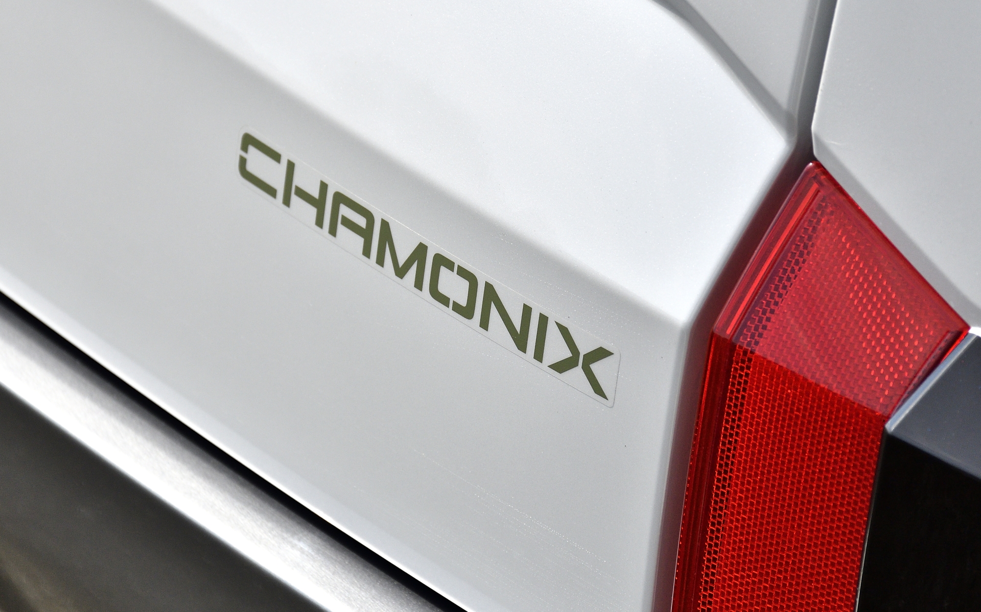 特別仕様車のシャモニーは、フェンダーやテールゲートに「Chamonix」専用デカールを装備