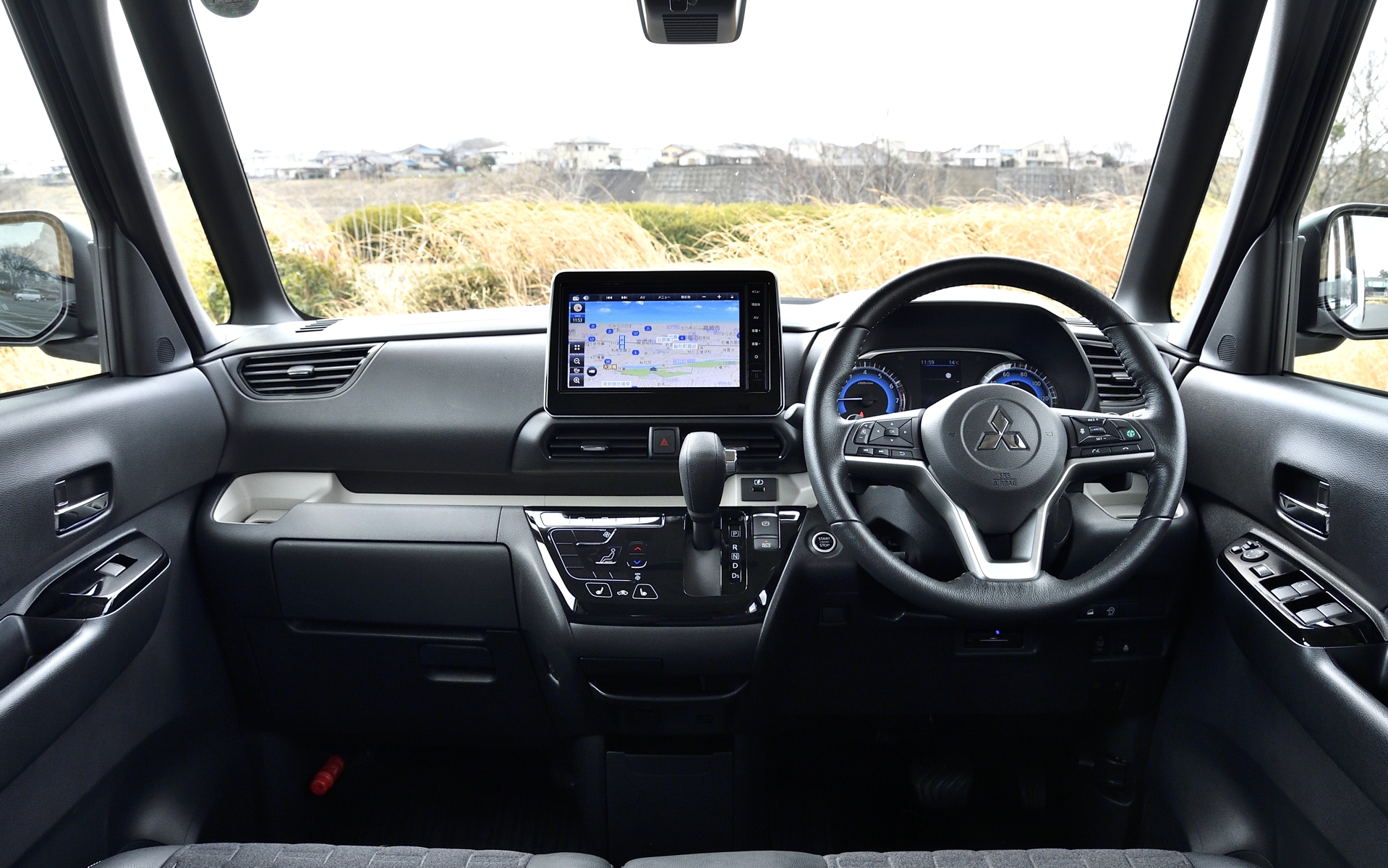 デリカD:5と同じく大きなフロントガラスで視界は広い。運転席と助手席の座面の一部を温めるシートヒーターやステアリングヒーターも設定されていて雪国ではありがたい