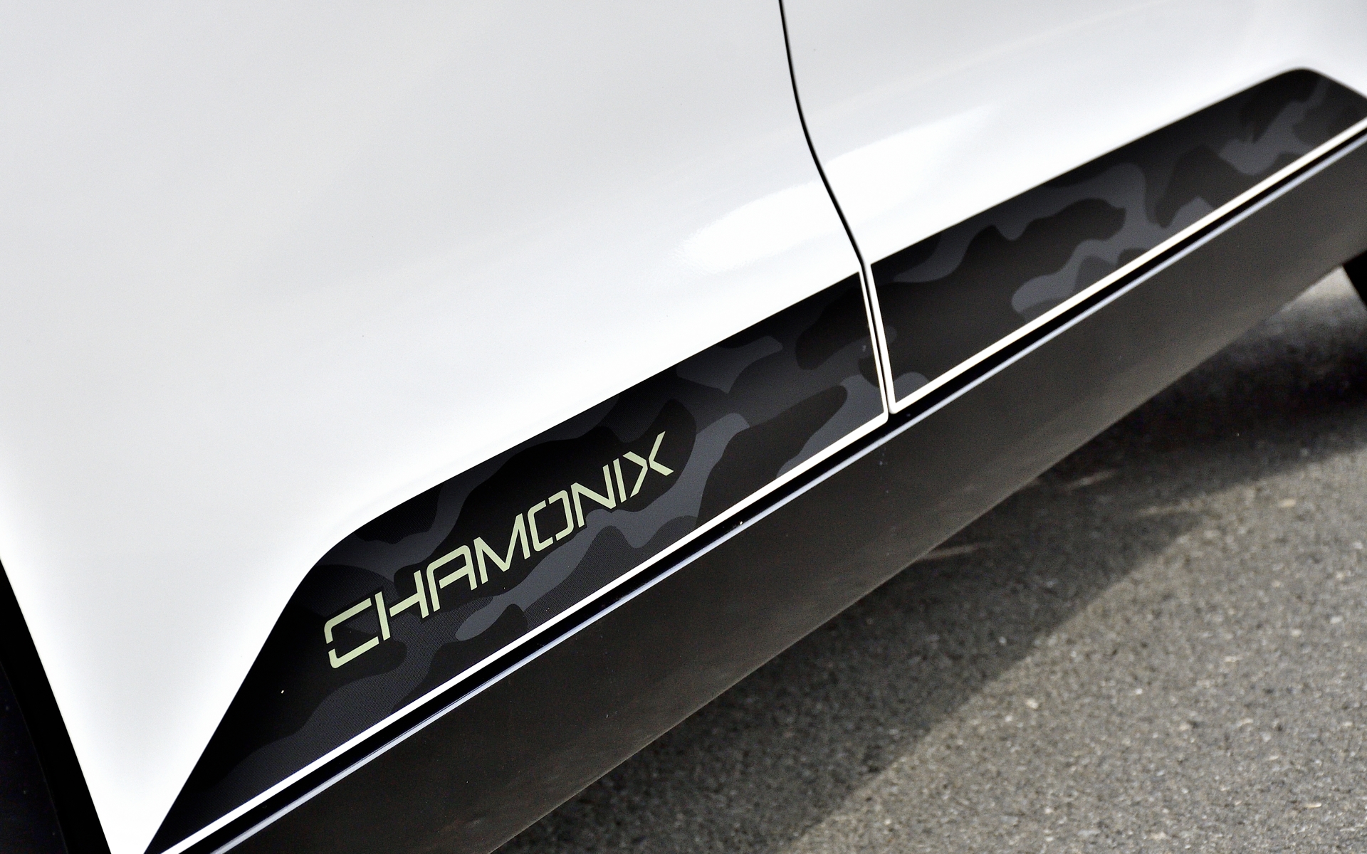 フロントとリアはシャモニー専用色グリーンの「DELICA」エンブレムをあしらい、サイドとフェンダーオーナメントにはカモフラージュ柄を採用しつつ、全てのデカールに「CHAMONIX」ロゴが入る
