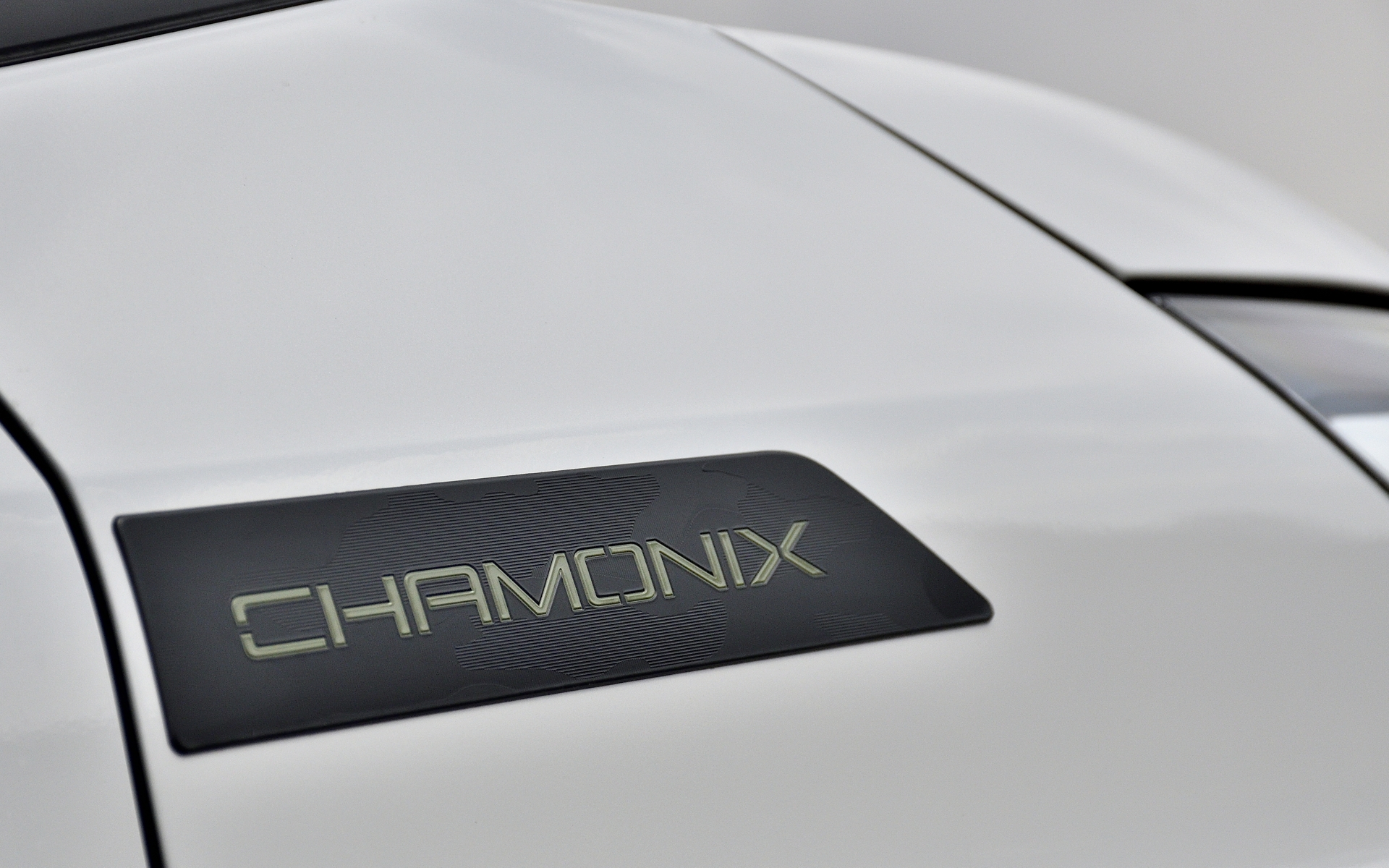 フロントとリアはシャモニー専用色グリーンの「DELICA」エンブレムをあしらい、サイドとフェンダーオーナメントにはカモフラージュ柄を採用しつつ、全てのデカールに「CHAMONIX」ロゴが入る