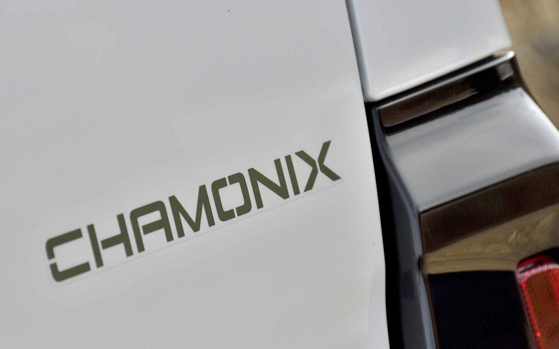 フロントとリアはシャモニー専用色グリーンの「DELICA」エンブレムをあしらい、サイドとフェンダーオーナメントにはカモフラージュ柄を採用しつつ、全てのデカールに「CHAMONIX」ロゴが入る