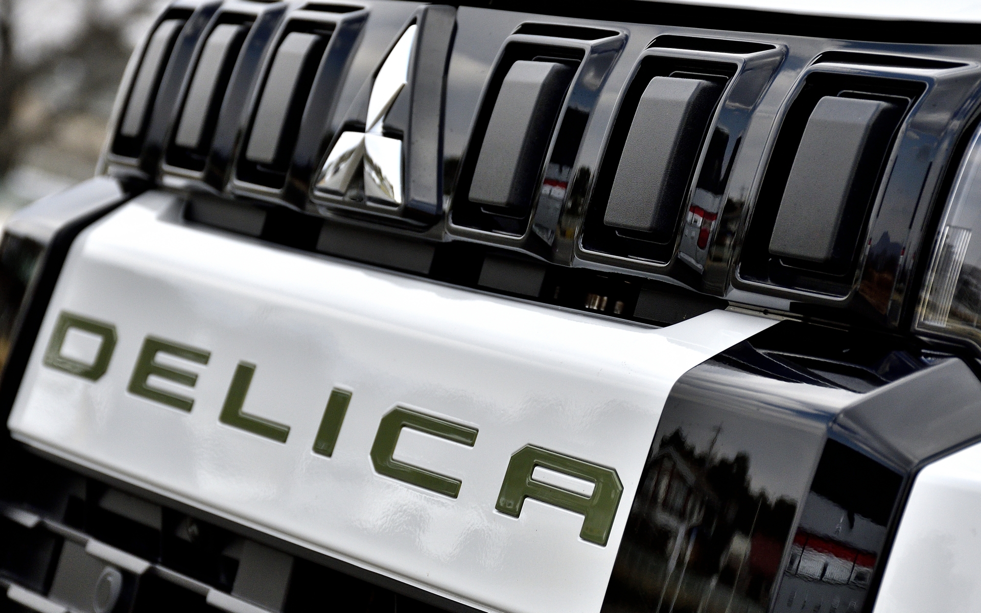 フロントとリアはシャモニー専用色グリーンの「DELICA」エンブレムをあしらい、サイドとフェンダーオーナメントにはカモフラージュ柄を採用しつつ、全てのデカールに「CHAMONIX」ロゴが入る