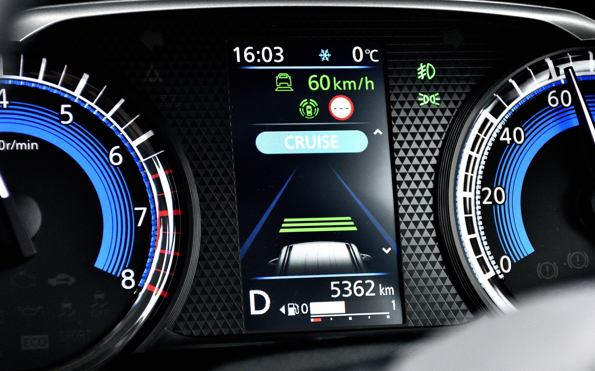 高速道路で便利な同一車線運転支援機能のマイパイロット（MI-PILOT）を完備。ボタン1つで全車速追従機能付きレーダークルーズコントロール（ACC）と、直線やカーブでも車線中央付近を走るようにステアリング操作をサポートしてくれる車線維持支援機能（LKA）が使え、今回のようなロングドライブや渋滞時に重宝する