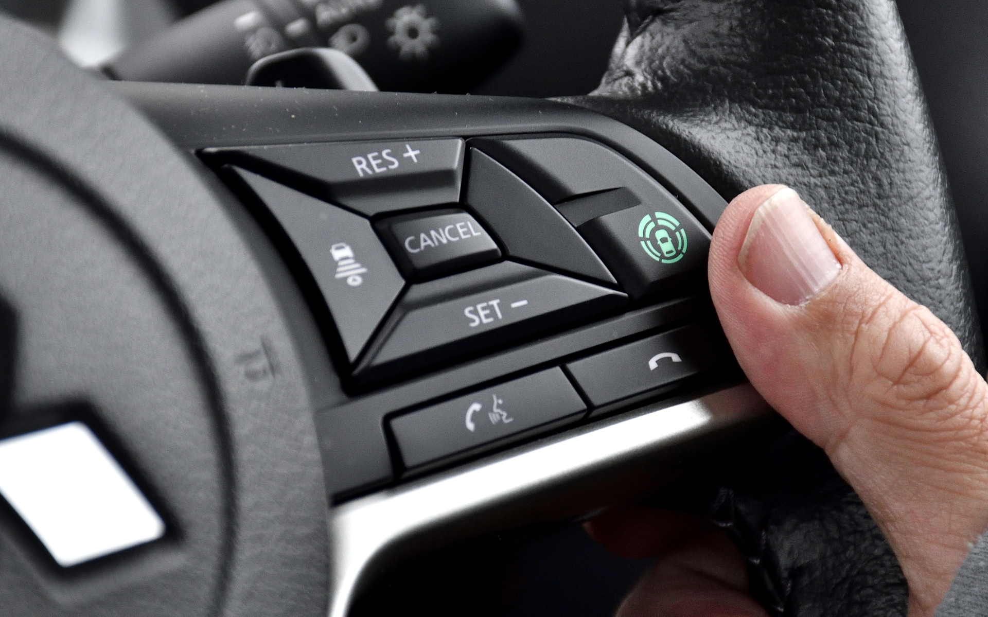 高速道路で便利な同一車線運転支援機能のマイパイロット（MI-PILOT）を完備。ボタン1つで全車速追従機能付きレーダークルーズコントロール（ACC）と、直線やカーブでも車線中央付近を走るようにステアリング操作をサポートしてくれる車線維持支援機能（LKA）が使え、今回のようなロングドライブや渋滞時に重宝する