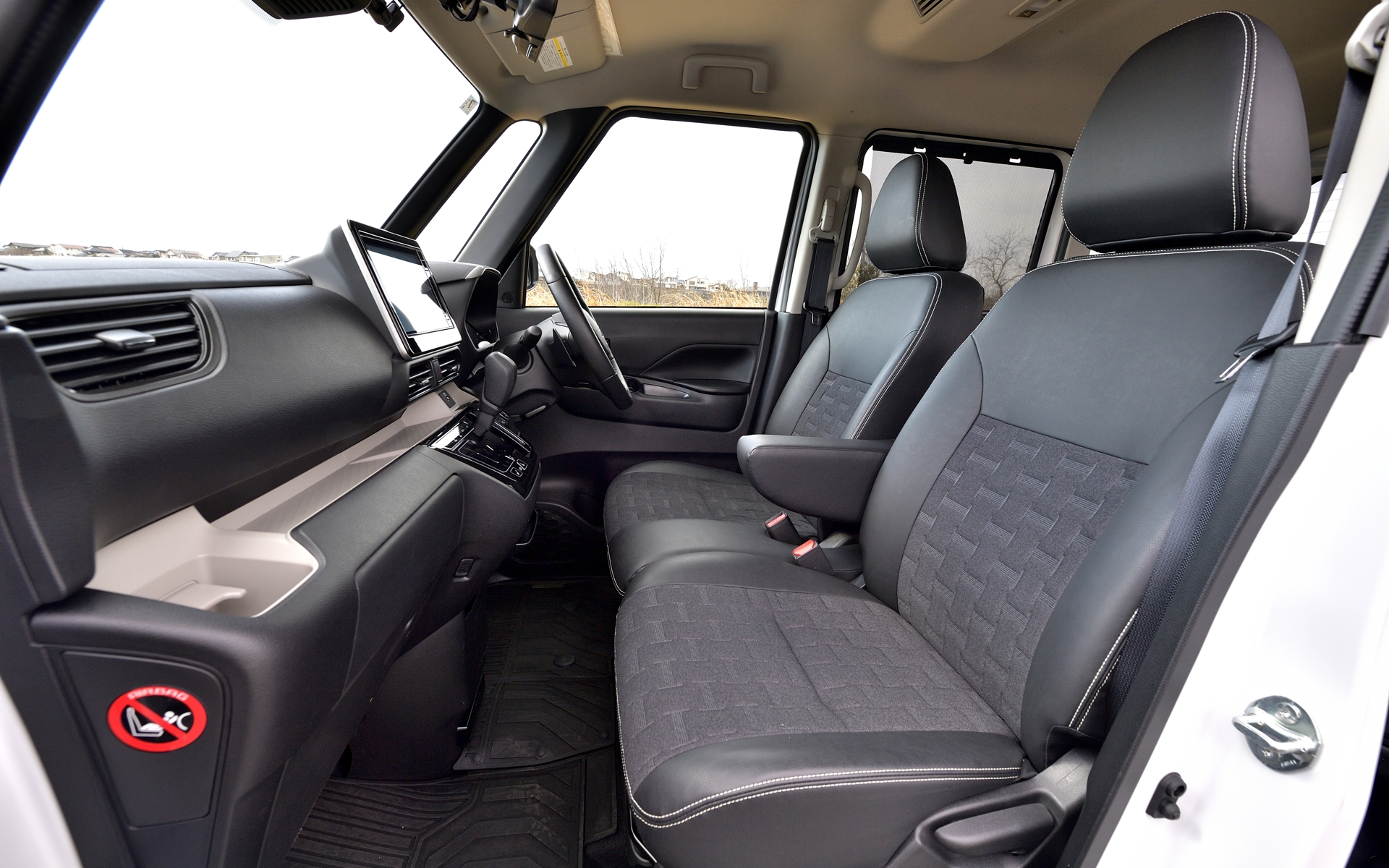 ダウンジャケットから着想を得たという立体的な3Dパターンの撥水シート生地を採用。濡れても拭き取りやすいだけでなく、通気性のよさと快適な座り心地を両立している。後席が320mmものスライド量を確保しているのも便利