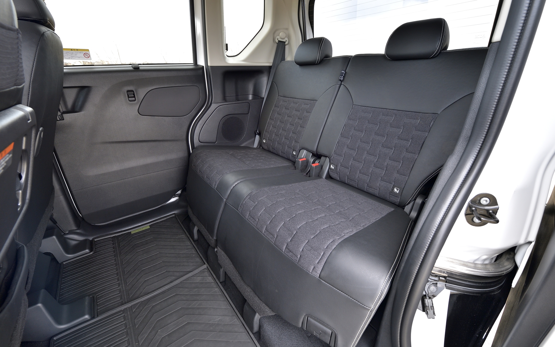 ダウンジャケットから着想を得たという立体的な3Dパターンの撥水シート生地を採用。濡れても拭き取りやすいだけでなく、通気性のよさと快適な座り心地を両立している。後席が320mmものスライド量を確保しているのも便利