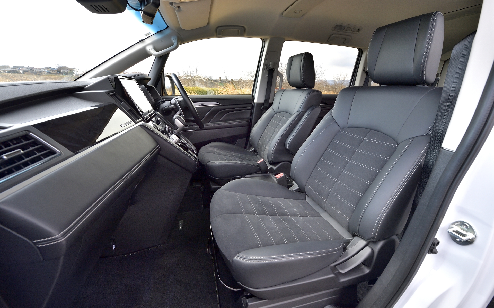 シートの座面および背もたれ面は、撥水機能付きのスエード調素材×合成皮革にシルバーステッチをあしらった専用コンビネーション生地し、ほかは合成皮革を採用。ちょっと濡れたウェアでも気にせず乗り込めるからアウトドアで重宝する