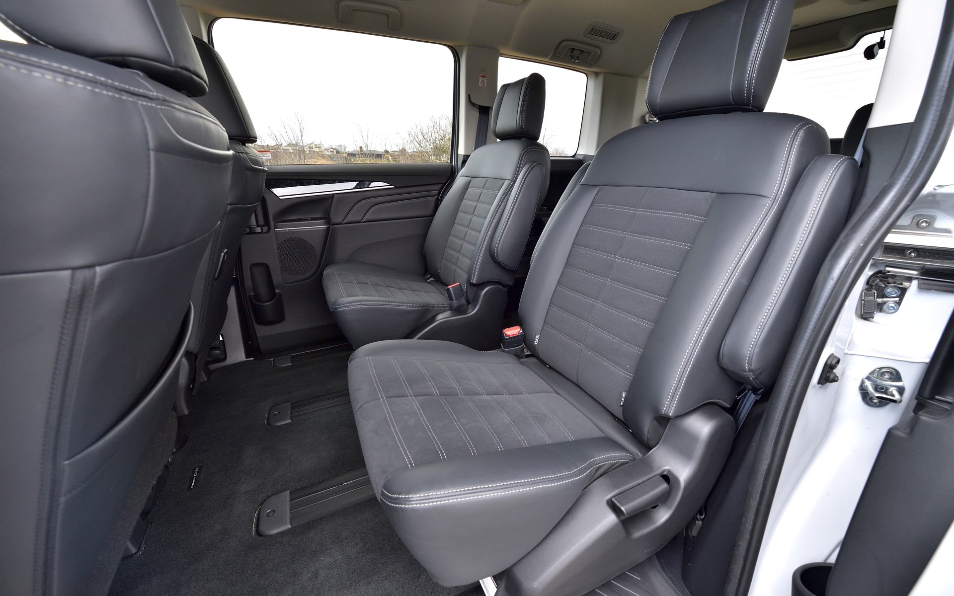 シートの座面および背もたれ面は、撥水機能付きのスエード調素材×合成皮革にシルバーステッチをあしらった専用コンビネーション生地し、ほかは合成皮革を採用。ちょっと濡れたウェアでも気にせず乗り込めるからアウトドアで重宝する