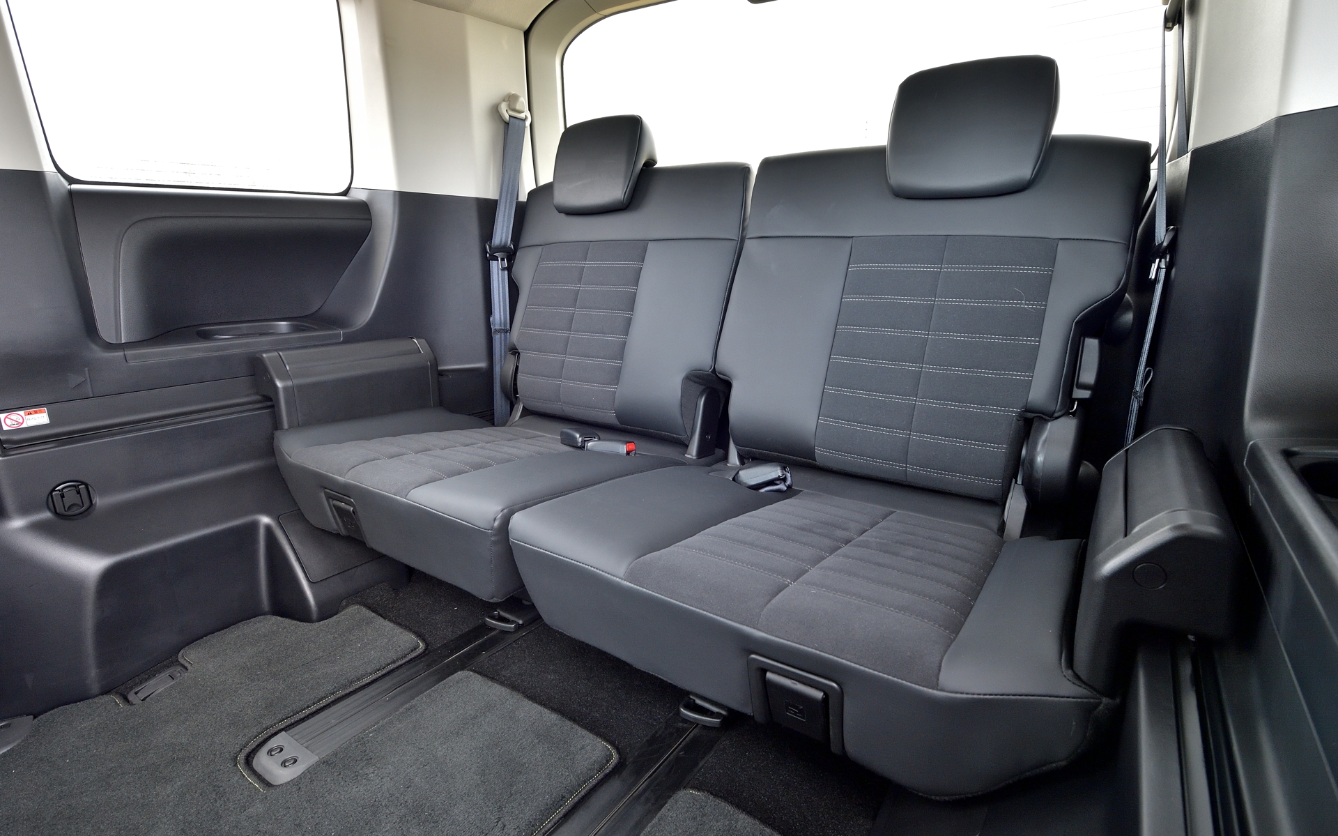 シートの座面および背もたれ面は、撥水機能付きのスエード調素材×合成皮革にシルバーステッチをあしらった専用コンビネーション生地し、ほかは合成皮革を採用。ちょっと濡れたウェアでも気にせず乗り込めるからアウトドアで重宝する