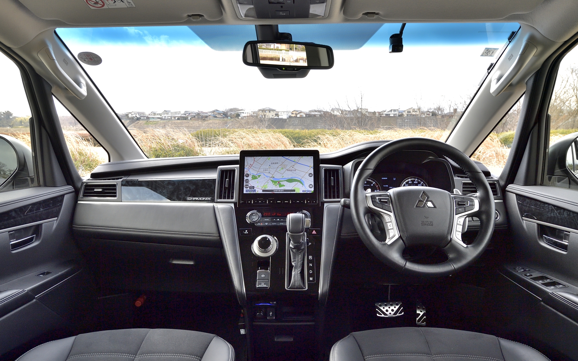 デリカD:5は質感の高い本革巻ステアリングホイールを採用し、レーダークルーズコントロールシステムの設定をはじめ、ナビゲーションのオーディオ機能やマルチアラウンドモニターなども手元で操作可能。また前席はヒップポイントが高くて見晴らしもいい