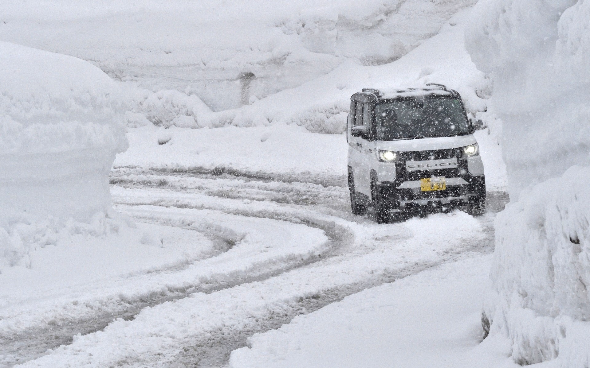 雪道でもグリップコントロールによってグイグイ進んでくれるデリカミニ