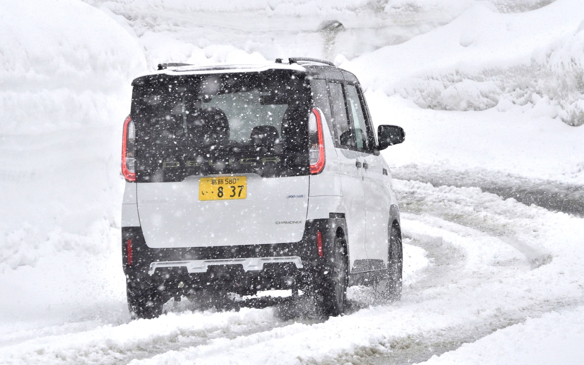 雪道でもグリップコントロールによってグイグイ進んでくれるデリカミニ