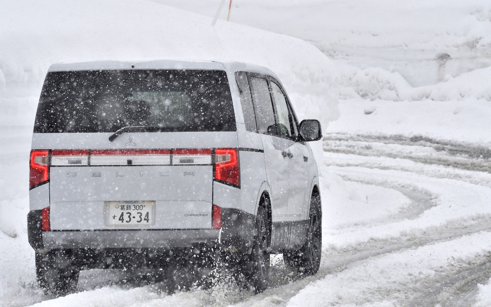 緻密でレスポンスの高い電子制御4WDシステムは極めて安定志向