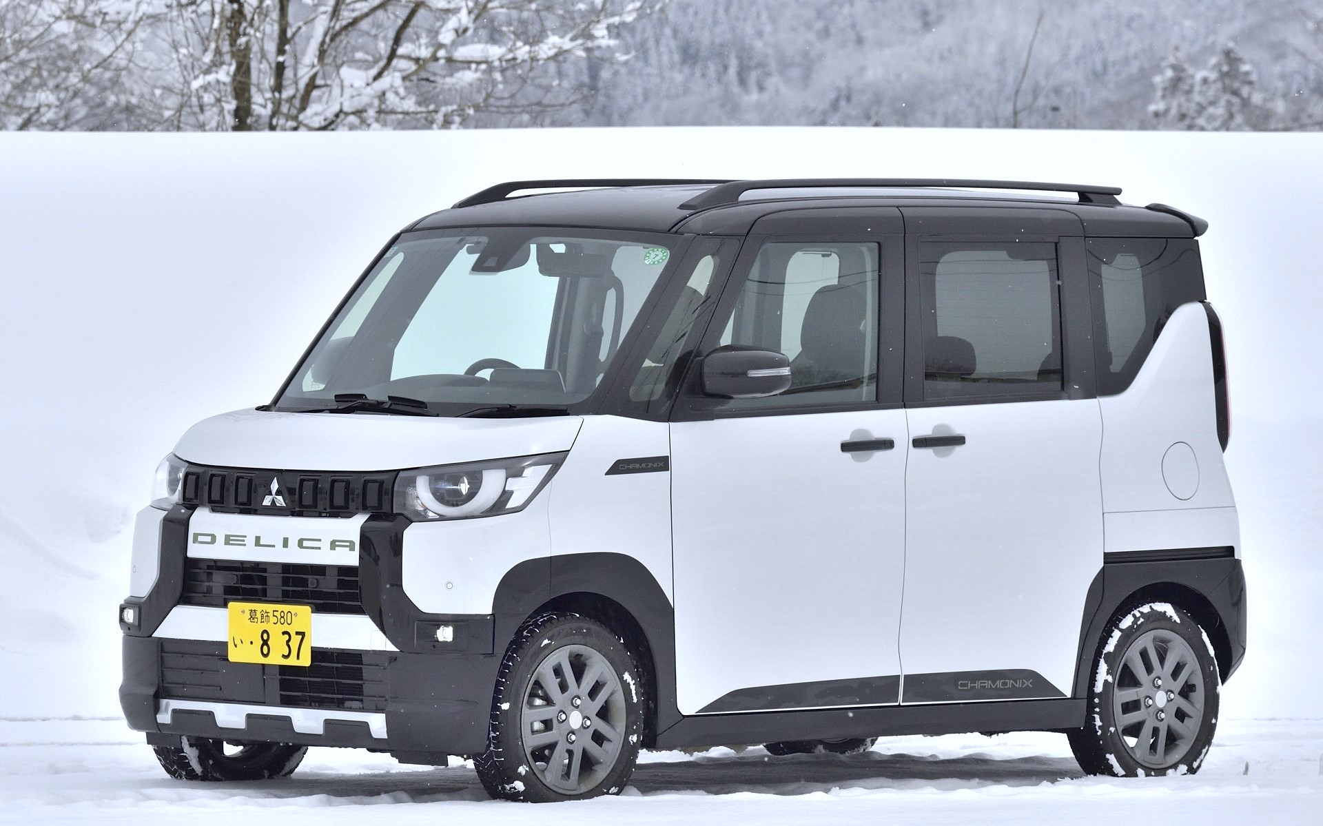 試乗車はデリカミニ T Premiumの4WD仕様に、ディーラーオプションの「CHAMONIX（シャモニー）パッケージ」を追加したモデル。価格は参考取り付け工賃2万8160円を含めて17万9190円高となる