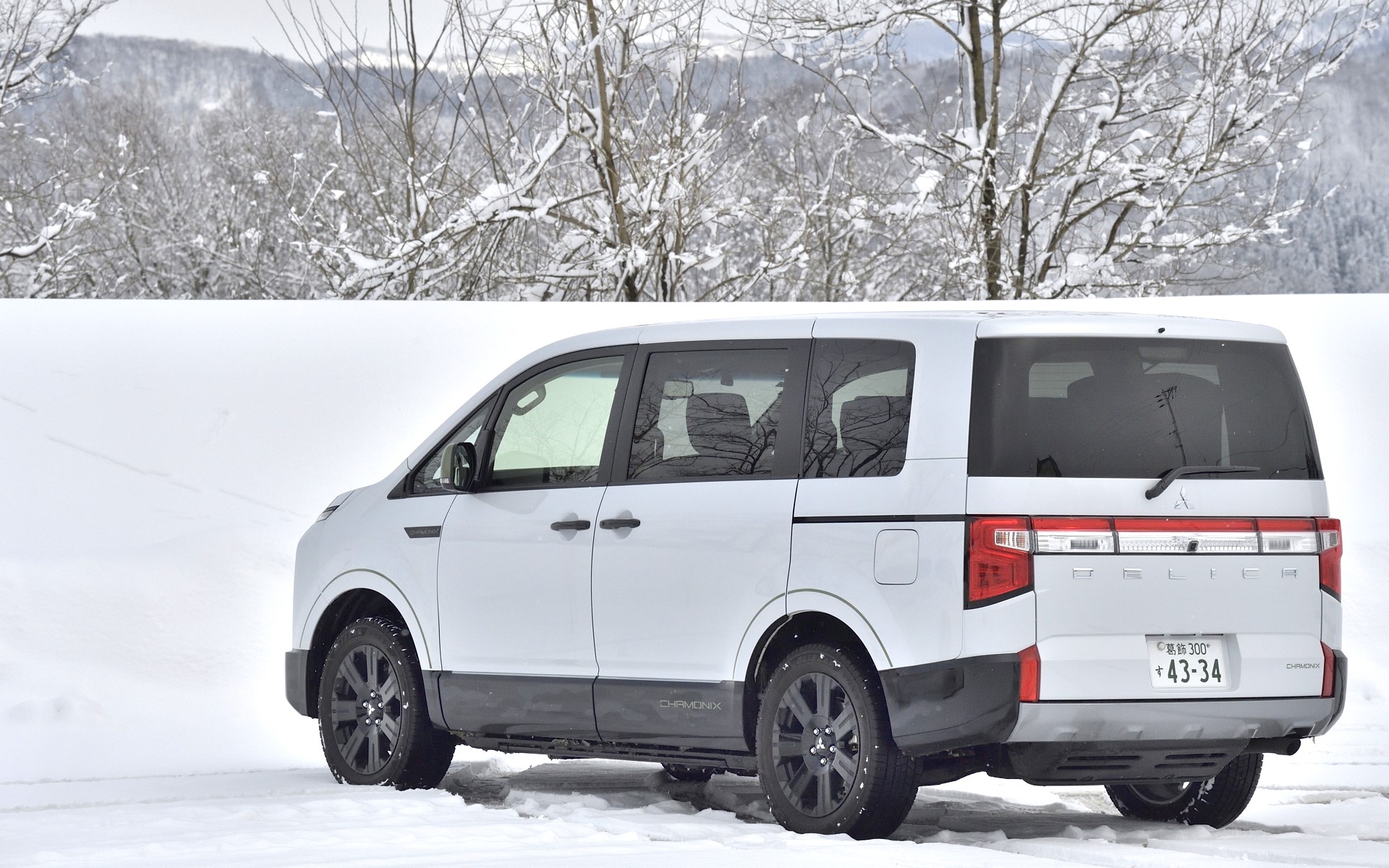 ボディサイズは4800×1795×1875mm（全長×全幅×全高）、ホイールベースは2850mm、最低地上高185mm、最小回転半径は5.6m、車両重量は7人乗り＆電動サイドステップ装着車なので1970kg