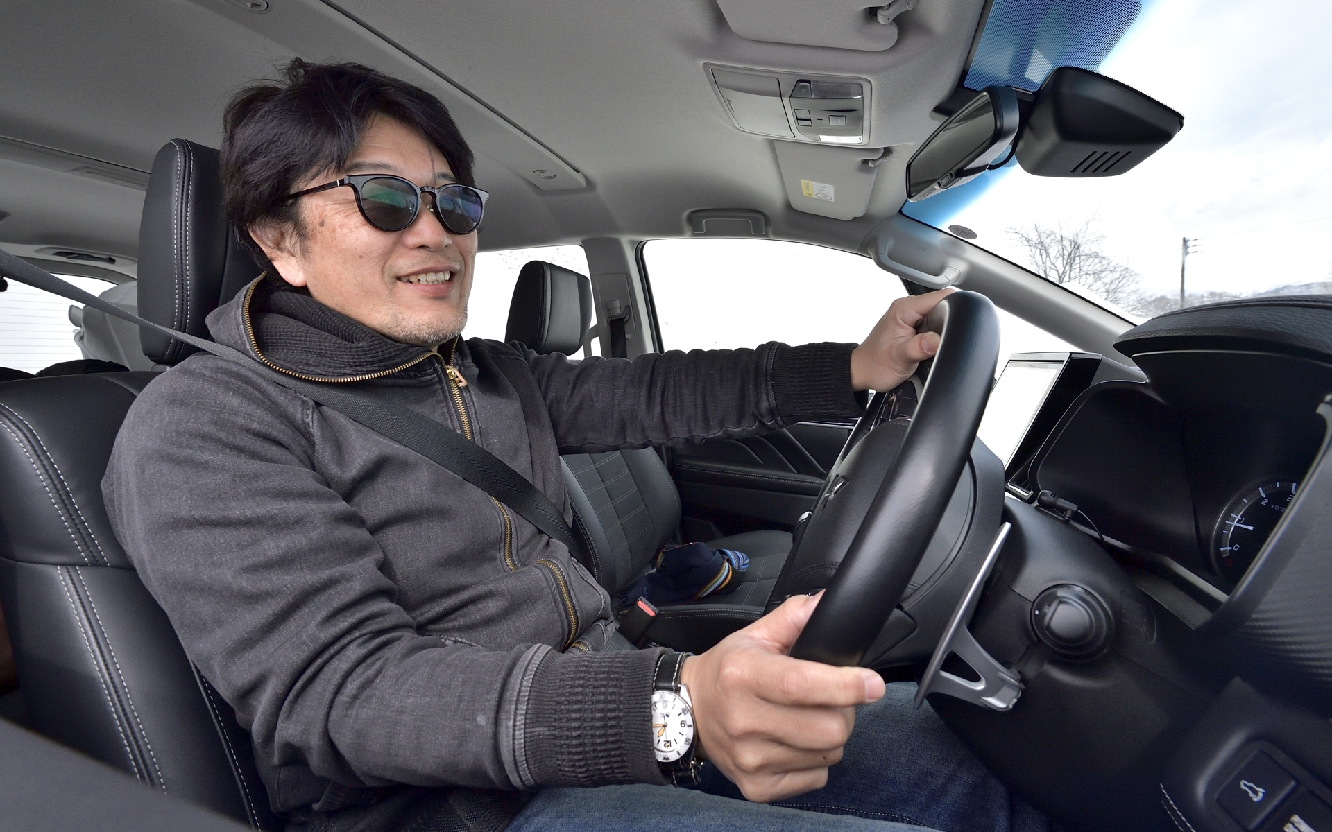 雪国での必需品であるスノーブーツを履いた状態でも実に操作しやすかったのが印象的