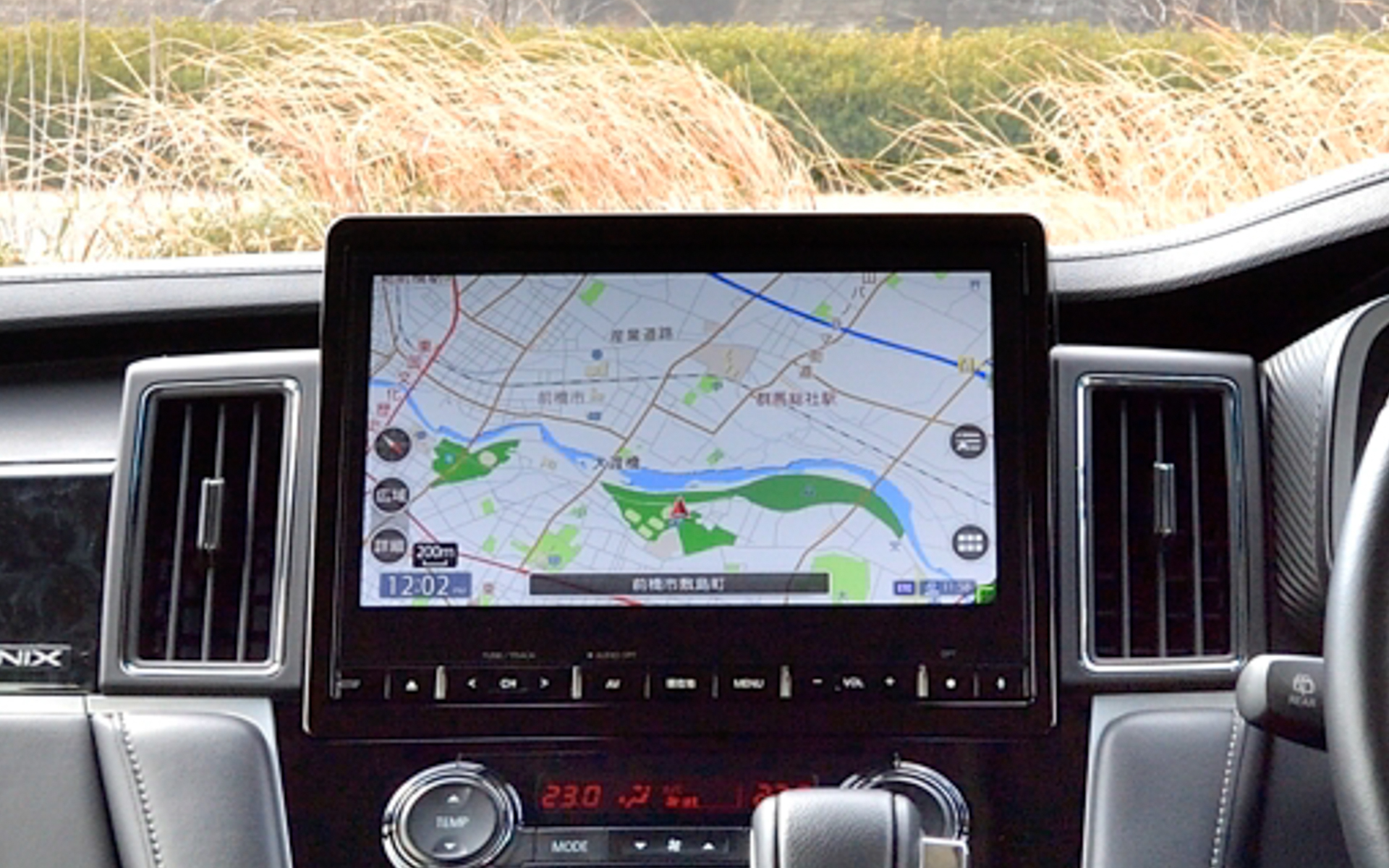 ナビはクラリオン製のデリカD:5オリジナル10.1型ナビゲーションと大画面で使いやすいほか、マルチアラウンドモニターも搭載し、車両周辺の状況確認やスムーズで安全な駐車に寄与する