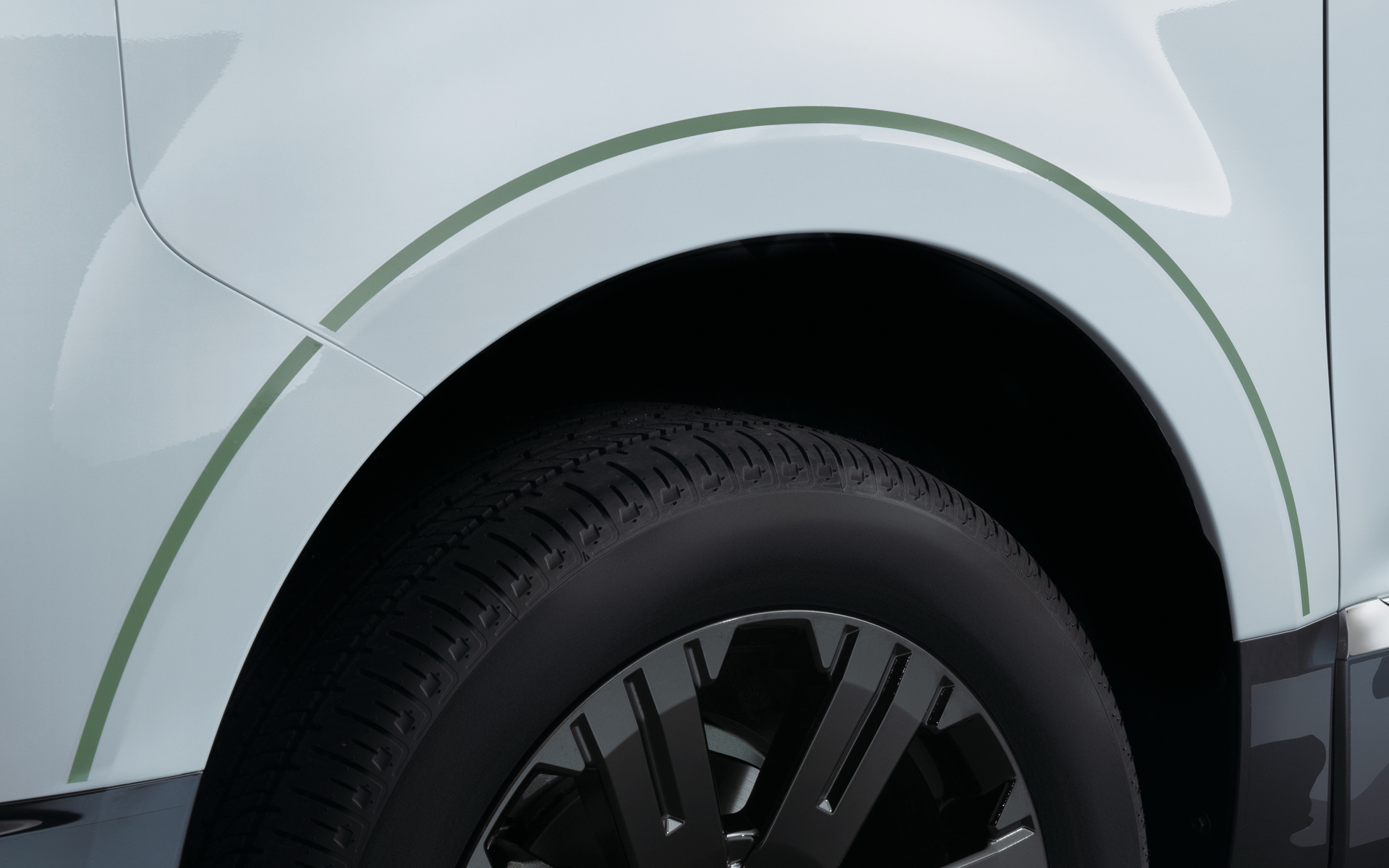 前後フェンダーにグリーンの専用デカールがあしらわれるほか、ホイールにも専用デカールが配される