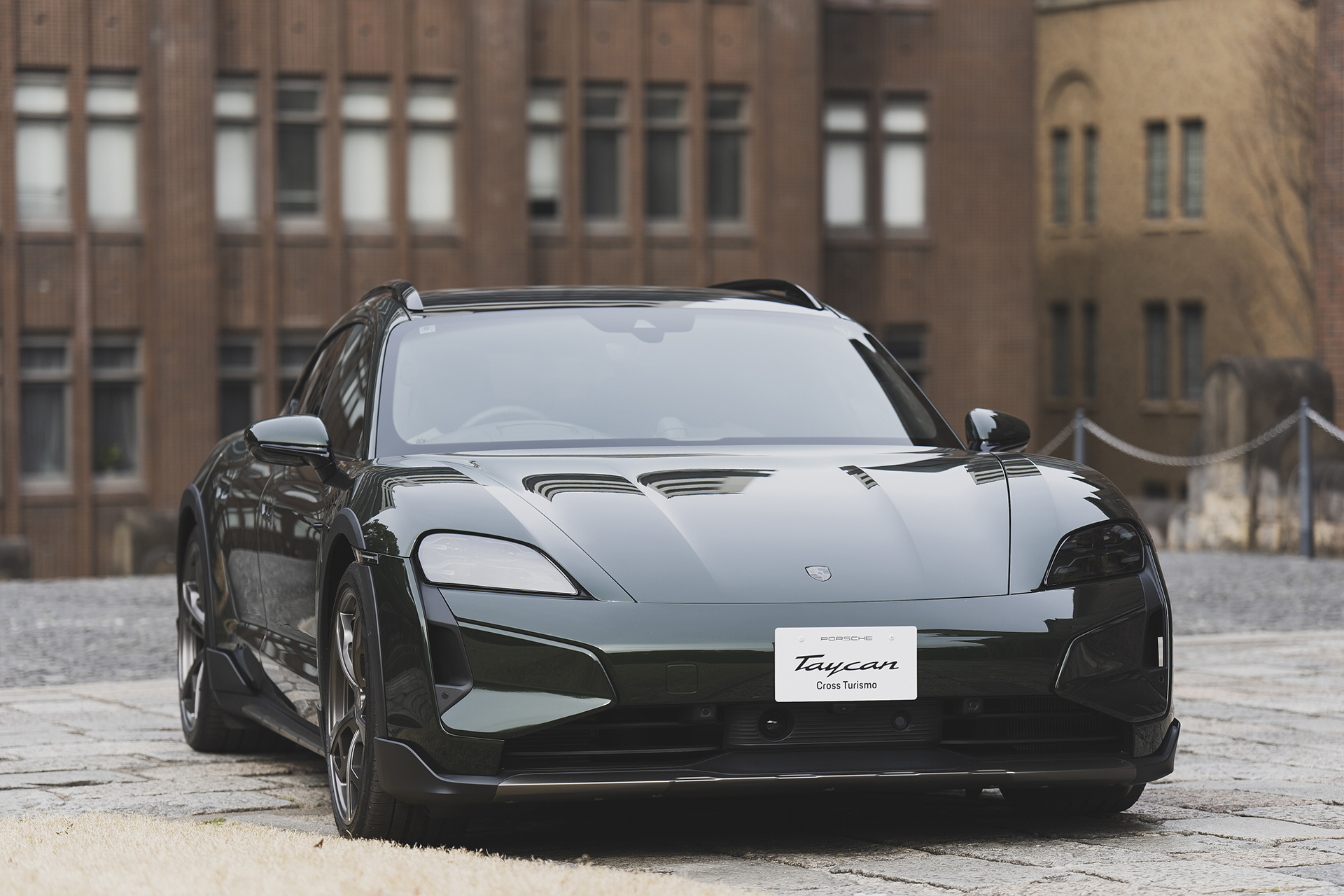 安田講堂前にはポルシェの最新モデル「タイカン クロスツーリスモ」（左）と「911カレラGTS」（右）が並べられた