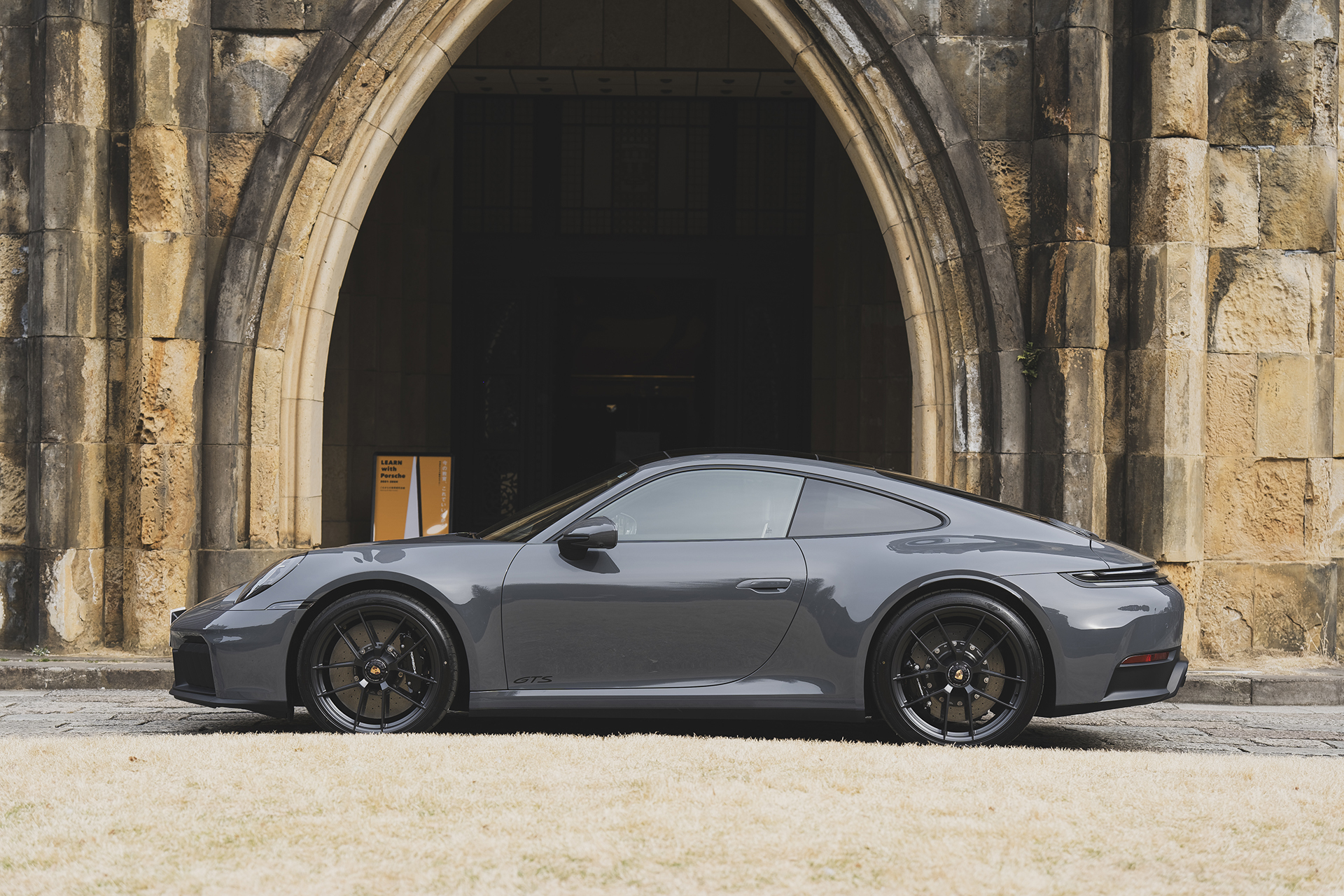 安田講堂前にはポルシェの最新モデル「タイカン クロスツーリスモ」（左）と「911カレラGTS」（右）が並べられた