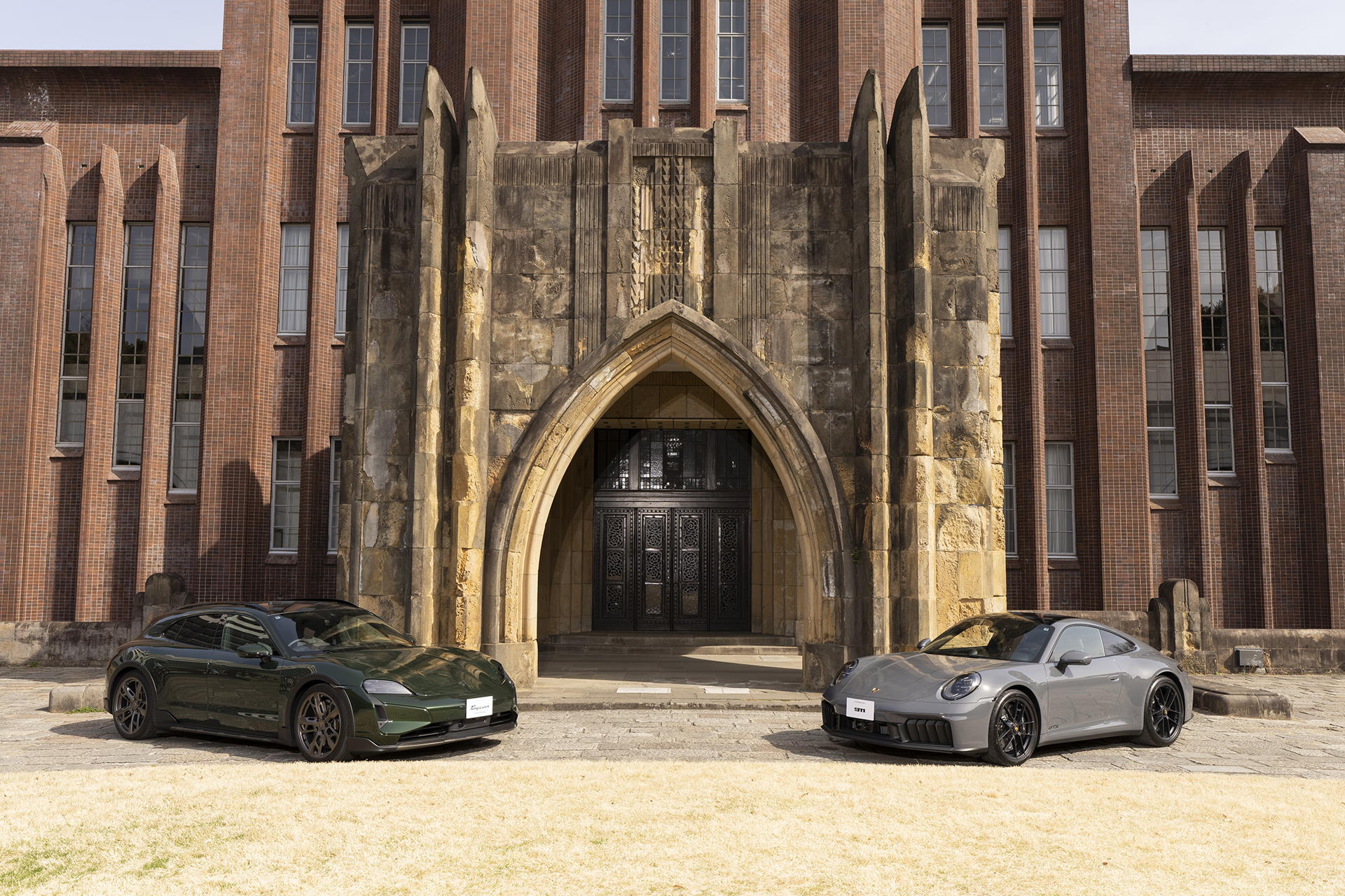 垂直性を強調した安田講堂の外観とポルシェの流線形ボディ。この対比はポルシェと東大というプロジェクト共催同士の意外性に通じるようなものがあった