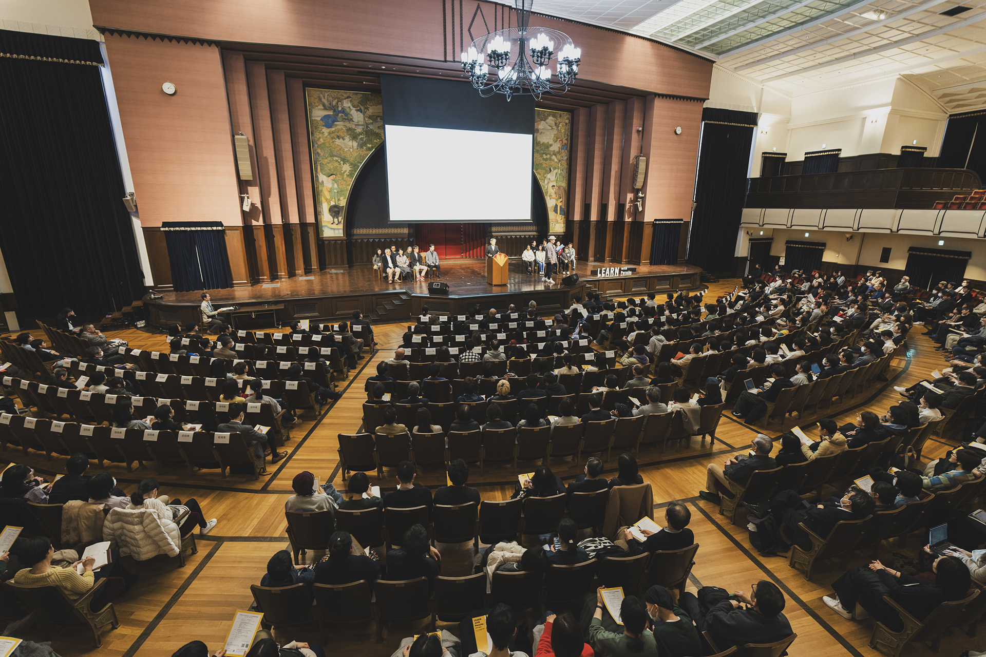 こんな機会がなければ足を踏み入れることはなかった安田講堂。圧巻の内観に感動だった