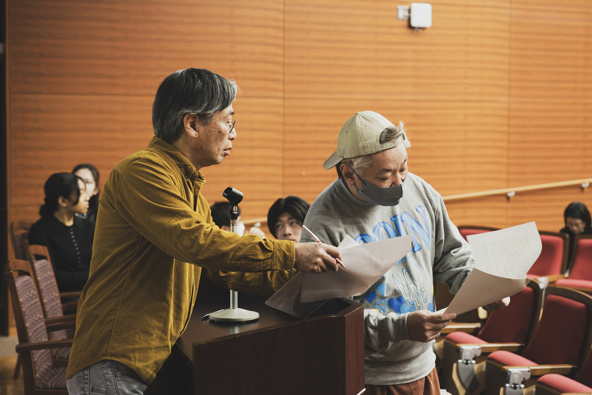 「“参考人”の皆さんにはどこで喋ってもらいますか？」と立ち位置などを確認する中邑さんと鈴木おさむさん